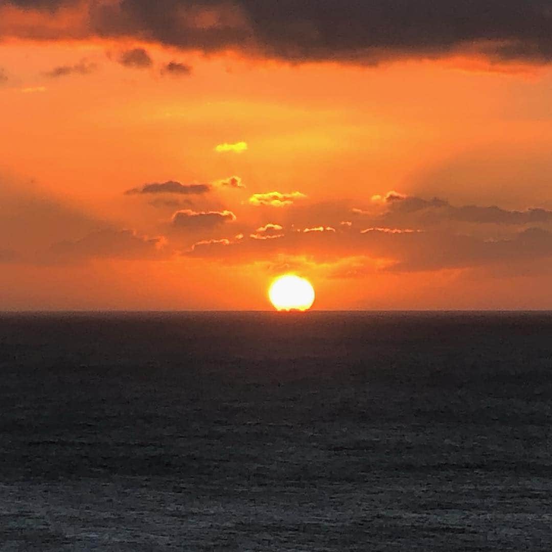 山田佳子さんのインスタグラム写真 - (山田佳子Instagram)「ハワイで見たsunsetに感動した！😊💕 今年も後2日だね…  #beautiful  #sunset #great  #nature #waikiki」12月30日 19時48分 - yoshiko117
