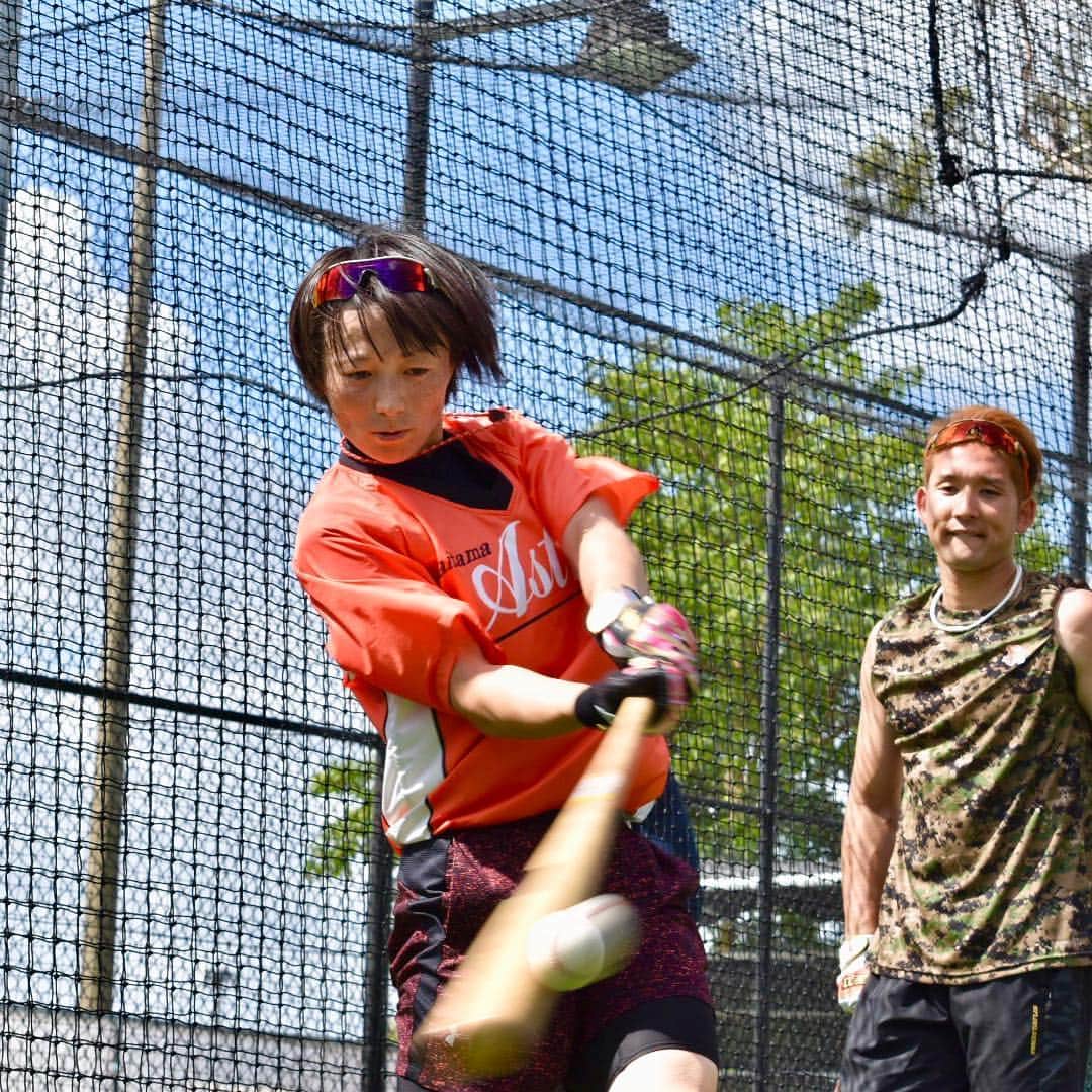 福田太郎のインスタグラム：「⚾️北海道から世界へ✈️ 札幌出身の女子プロ野球選手、山崎まり選手です🧑🏻 札幌藻岩高校やホーネッツ、筑波大学を経て、 現在は埼玉アストライアに所属しています🏟  そんなまりさん、杉谷選手の自主トレに 短期で参加しています🔥 来年女子野球チームが増えるオーストラリア🇦🇺 女子野球を普及させたい！という志、 日本の野球に世界の風を取り入れたい！という 強い気持ちでやって来て、がんばってます🏃‍♀️ _ 日本の女子プロ野球トップ選手と、ファイターズ、 さらにはオーストラリアのコラボ。これからますます、 野球の素敵な輪が広がる予感がします😁✈️ _ #山崎まり 選手 #埼玉アストライア #拡がれ女子プロ野球  このあとの #アメトーーク！にも出演⚾️ #運動神経悪い芸人 と野球で対決！ #女子プロ野球 #札幌出身 #brisbane #bandits  実はイチオシ！ヒロさん @hiroloveshawaii が後援会長 #オーストラリア #武者修行 #杉谷拳士 #lovefighters  #北海道日本ハムファイターズ #いちばん青い空にしよう  #HTB #アナウンサー #福田太郎 #tarofukuda」