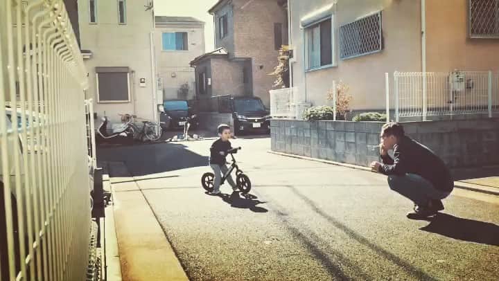 齋藤美波のインスタグラム：「👨🏾‍🦱👦🏻🚲 ✴︎ 今日は大掃除DAY🧹🧼🧽 急遽弟に#子守出張 お願いしたら こんな事してた。笑 ・ #シャボン玉で釣る叔父さん #ストライダーで逃げる息子 #スケボーで追いかける叔父さん #息子ひたすらストライダー #シャボン玉諦め #縄跳びで追いかける #お次はスケボーの乗り方変える #ひたらすら追いかける #叔父さんの周りは常にシャボン玉ふわふわ ・ なんだろうか。笑 じわじわ来るこの面白さ。笑 たくさん身体動かして 武玄も満足そう☺️ 一日弟にべったり♥️♥️ ・ こうじ子守ありがとう😁🙏🏾‼️ おかげでお掃除捗った🧹 ・ もう明日で2018年終わりかぁ〜 早いなぁ〜(*´ω`*) ・ ・ #大掃除#1年の汚れ#綺麗#スッキリ#子守#出張##弟#年末#息子と叔父#スケボー#ストライダー#シャボン玉#縄跳び#cleanday#thanks#brother#happy#time#love#fun」