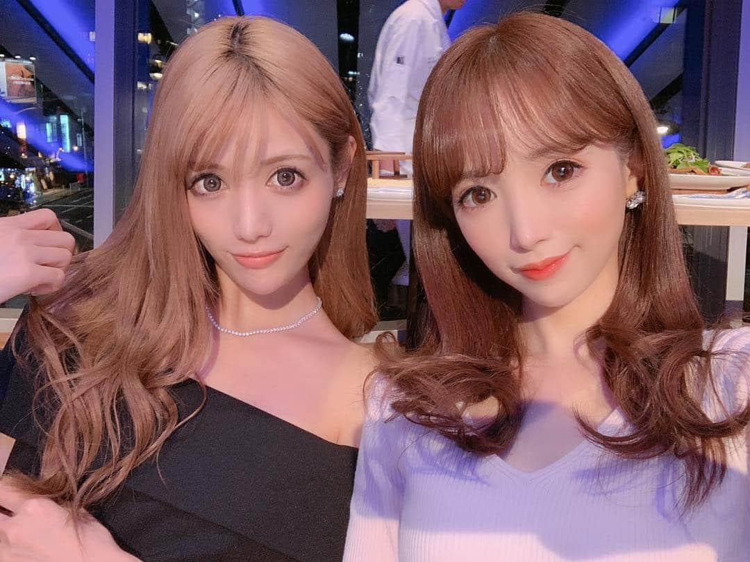 八鍬里美さんのインスタグラム写真 - (八鍬里美Instagram)「仕事納め&会社の忘年会❤️🤗 1年あっという間すぎてびっくり🙄 今年もたくさんの人にマカロンを着てもらえて嬉しかったです💕💕 インスタ見てくれてる人もありがとうございました(*^◯^*)❤️ 今年もたくさんお世話になったパイセン @mutoshizuka0204 と🤗 みなさま良いお年をお迎えください〜(*^▽^*) . #今年もお疲れ様でした#忘年会#smbrand#平成最後の年末#グランドハイアット#ミシェルマカロン#michellmacaron」12月30日 20時21分 - satomi_yakuwa