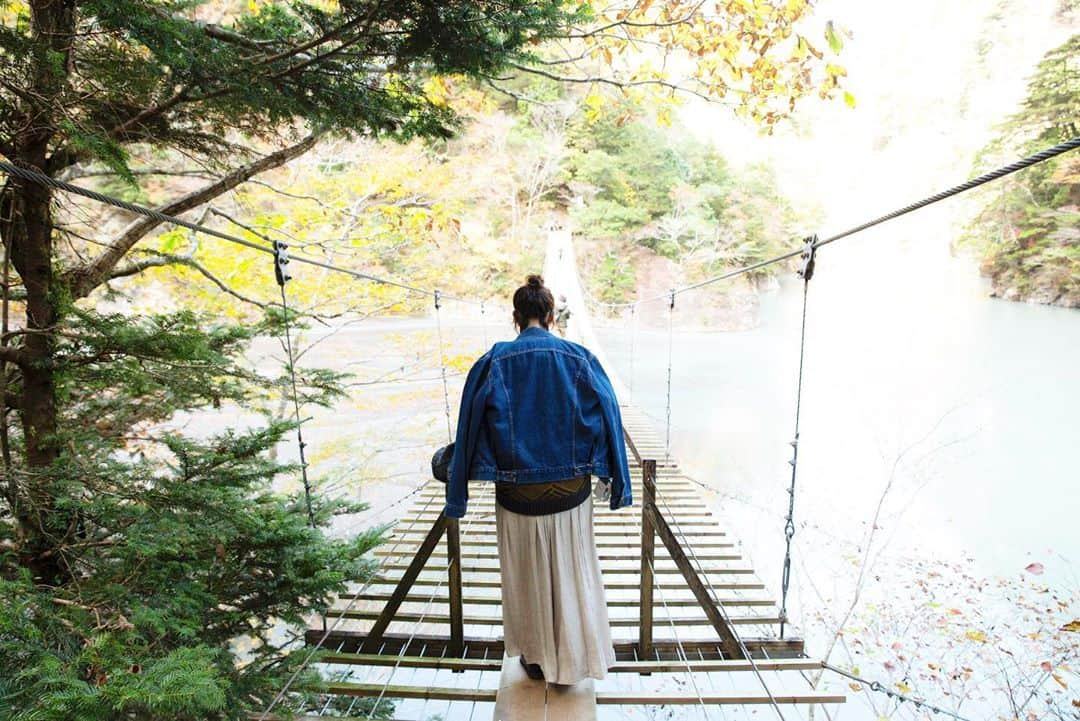 佐藤栞里さんのインスタグラム写真 - (佐藤栞里Instagram)「, 今年最後のMORE 発売されました☺︎ 連載では"夢の吊り橋" と言われている静岡県寸又峡へ✨ (吊り橋の真ん中で恋の願い事をすると 叶っちゃうんだってよ☺️) 吊り橋はもちろん、 そこまでの道のりや 地元の方に教えてもらったご飯も 楽しかった美味しかった！☘️ 吊り橋の架かるミルキーブルーの絶景は ぜひ誌面にて🤲🏻✨ #吊り橋が想像以上に高かったので #へっぴりごしおの出番です #ちょっと行ってみ！？」12月30日 20時31分 - satoshiori727