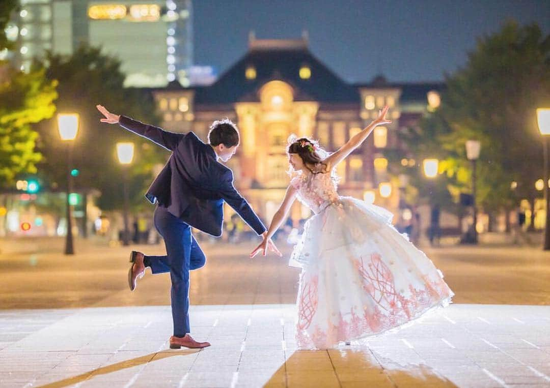 プレ花嫁の結婚式準備アプリ♡ -ウェディングニュースさんのインスタグラム写真 - (プレ花嫁の結婚式準備アプリ♡ -ウェディングニュースInstagram)「@weddingnews_editor おふたりが大好きな #映画 のポーズで💃💕 * 楽しそうな #ウェディングフォト 💕 * * * こちらのお写真は #フォトグラファー @sugiyama_madoka さんからリグラムさせて頂きました🌟ありがとうございました😊✨ * * * #新郎新婦 のおふたりが大好きな映画💕 * #LALALAND のダンスをウェディングフォトに💃💕 * #前撮り 前にポージングの練習をされたそうで当日は完璧だったんだとか😍 * おふたりの好きなものをいろんな形で取り入れることが出来るのは前撮りならではですね❤ * 楽しそうな雰囲気が伝わってくるフォトです♩✨ * ぜひ参考にしてみてくださいね💗 * * * ＼📷投稿お待ちしています／ * 花嫁はもちろん、業者さんも大歓迎✨ アナタのお写真をご紹介してもOKという方は、ぜひ #ウェディングニュース にお写真を投稿してください💕 * * ⬇︎関連アカウント⬇︎ * 🕊公式アカウント 【 @weddingnews_editor 】 👰マイレポ花嫁 【 @weddingnews_brides 】 💒予約コンシェルジュ 【 @weddingnews_concierge 】 💋WNブライズレポーター 【 @weddingnews_bridesreporter 】 🎉イベント 【 @weddingnews_event 】 * * その他、編集部からの連絡専用 @weddingnews_contact や、スタッフ個人の連絡用として @WN_xxxx（xxxは個人名）があります💕 * * ………………………………………… ❤️WeddingNewsとは？ * * 花嫁のリアルな”声”から生まれた 花嫁支持率No1✨スマホアプリです📱💕 * * 🌸知りたい… #結婚式準備 に役立つ記事を毎日150件配信中♩ * 🌸見たい… インスタの #ウェディング 系投稿TOP100が毎日チェックできる＊IG画像の複数ワード検索も可♩ * 🌸叶えたい… #結婚式 関連の予約サイトが大集合♩ * 🌸伝えたい… 自分の結婚式レポ『マイレポ』が簡単に作れる♩先輩花嫁のレポが読める♩ * * @weddingnews_editor のURLからDLしてね✨ * * * * * * #プレ花嫁 #結婚  #花嫁  #ウエディング #フォトウェディング #ロケーションフォト #東京駅 #ナイトウェディング #ララランド #ダンス #カップルフォト #婚約 #2019夏婚 #プロポーズ #日本中のプレ花嫁さんと繋がりたい#weddingphotography #婚約指輪 #カップル #イルミネーション」12月30日 20時49分 - weddingnews_editor