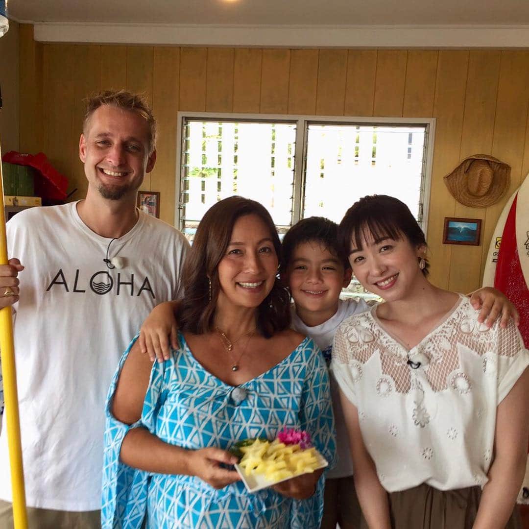黛英里佳さんのインスタグラム写真 - (黛英里佳Instagram)「MBS「住人十色」ハワイのお家SPご覧いただいたみなさまありがとうございます😊 お家はもちろん、美しく優しいミミさん、どこまでも愛情深いご主人のアダムさん、可愛い可愛いエンゾくん😍 3人の魅力をもっともっとお伝えしたいと思ってしまうくらい素敵なご家族でした💕 ホールフーズ巡りも楽しかったし、サーフィンも実はあれ4回チャレンジして4回とも立てたんです🤩 今まであまりサーフィンには馴染みがなかったのですがミミさんの教え方がとってもお上手で本当に楽しいと思えました😆✨✨ みなさんにもハワイの魅力が伝わっていましたら嬉しいです😊💕 はぁーまた行きたい😭🌈💕 MBS動画イズム、またはアプリTVerでも見逃し配信でご覧いただけますのでぜひ🤗 #住人十色 #ハワイ」12月30日 21時04分 - erikamayuzumi_official