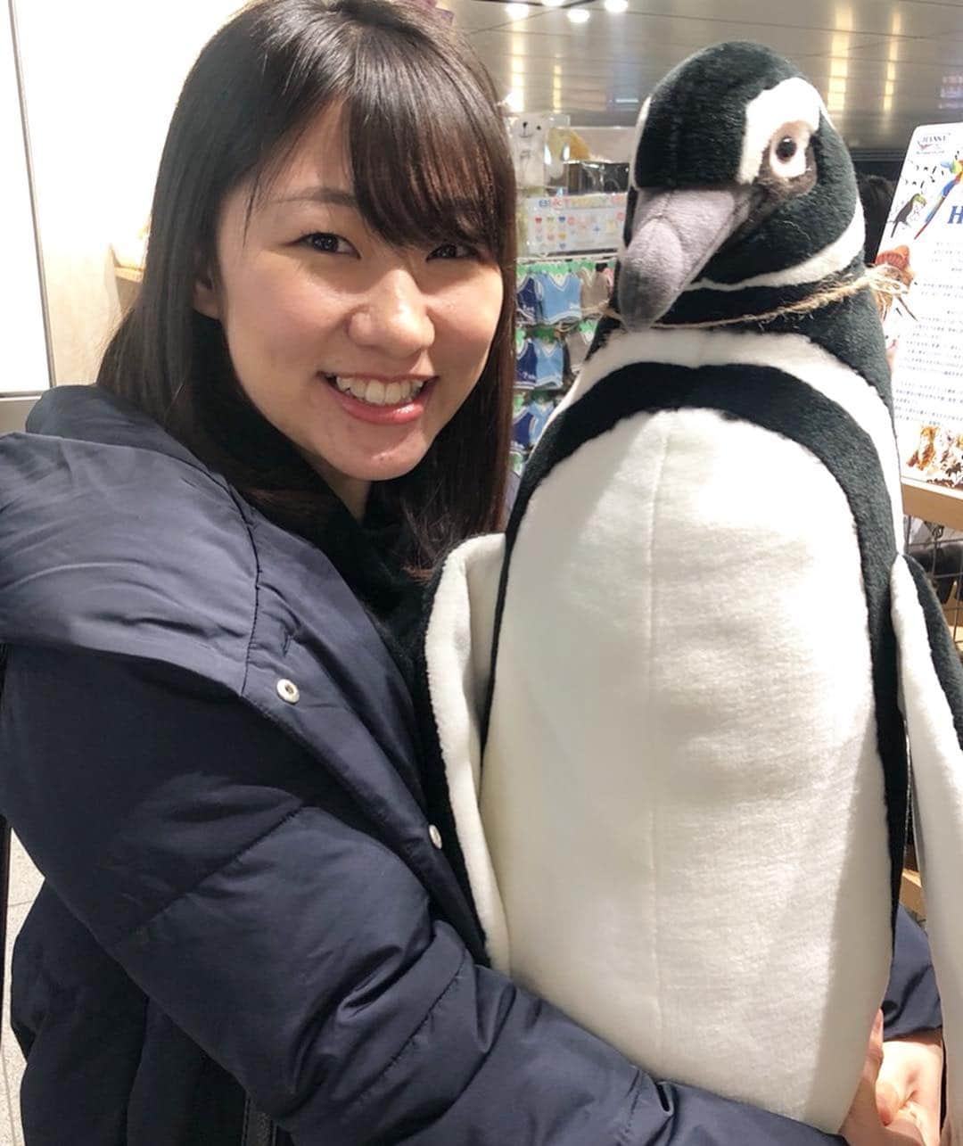 河谷麻瑚さんのインスタグラム写真 - (河谷麻瑚Instagram)「. 東京駅に突如現れた、 ぬいぐるみショップ！！😋💓 . . パンダやレッサーパンダなど かわいい動物が並ぶ中、、 私はなぜか 大阪人っぽいおサル担当！笑 . . ペンギン担当は、 高校の友達のユイです！！ . 会うのは約1年ぶり！！ 会った瞬間から、 弾丸トーク祭りでした笑！！😆🎉 . 我先にと 自分の話をする2人！ 高校の時からほんま変わらん❤️ . . #東京駅#大阪#生野高校#バドミントン#ぬいぐるみ#サル#ペンギン#弾丸#トーク#祭り#懐かしい話#新しい話#近況#報告#また会お . . #石川テレビ#アナウンサー#河谷麻瑚 はやくまた石川にも遊びに来て😋❤️」12月30日 21時04分 - makokawatani