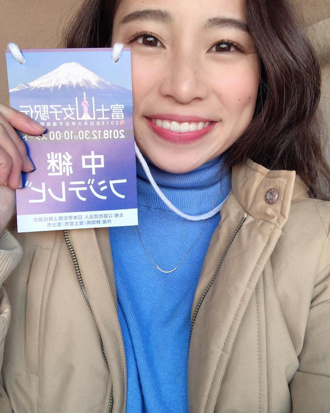 福内櫻子さんのインスタグラム写真 - (福内櫻子Instagram)「富士山女子駅伝お疲れ様でした🗻🏃‍♂️ 実は今回は、第1放送車で高橋尚子さんのとなりにひっそり乗っていました😆😳 増田さん、高橋さん、金さんにいっぱいお話し聞いてもらって大先輩方にアドバイスを頂き大満足です😳 大東も二位おめでとう🎊🏃‍♂️ . . そして、今回は フジテレビのお手伝いということで 3日間アナウンサーの皆さんにお世話になりました🙏 学生のときに可愛がってくださったので 今回はこうして関わることができて幸せです。 初めて番組の裏側を間近で見て 中継番組を作ることの大変さをすっごく感じました。 . 沢山のスタッフさんがこの日のために準備していて、 私たちの走りを伝えてくれます。 すこしでも選手の想いや走りを視聴者さんに全力で伝えるぞー！！っていってみんなで一丸となってやるんです！😳✨ . 戦っているのはみんな一緒でした🙏 . だからこそ選手への想いが強くなるし、 泣きそうになる。 そんなスタッフさんばかりです。  こんなに思ってくれてたんだ、ってびっくりしたくらいです😳  本当に素敵な経験ができました。☺️❤️ . . リハーサルはほんっと爆笑でしたよ。 さすがみなさん実況のプロ🤣🤣 やっぱりテレビ業界の方々は話がうまい🤣 #run #running #ランニング #ランナー #大学女子駅伝 #富士山女子駅伝 #駅伝 #マラソン #走るひと #ランナーズ  #」12月30日 21時18分 - sakurako_fukuuchi