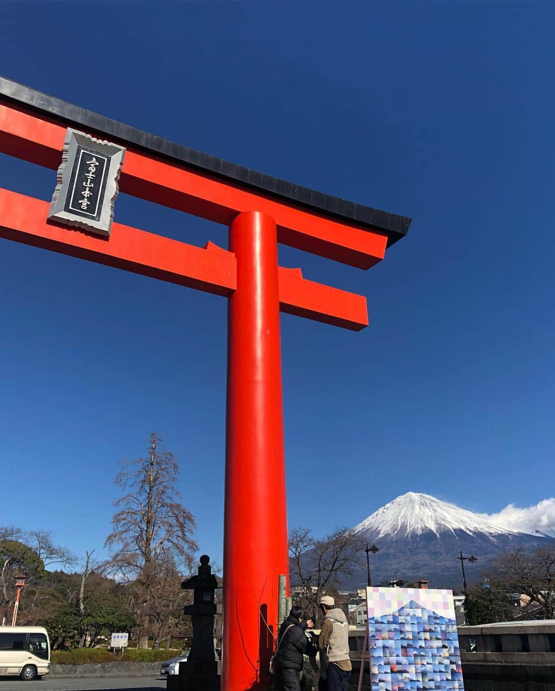 福内櫻子さんのインスタグラム写真 - (福内櫻子Instagram)「富士山女子駅伝お疲れ様でした🗻🏃‍♂️ 実は今回は、第1放送車で高橋尚子さんのとなりにひっそり乗っていました😆😳 増田さん、高橋さん、金さんにいっぱいお話し聞いてもらって大先輩方にアドバイスを頂き大満足です😳 大東も二位おめでとう🎊🏃‍♂️ . . そして、今回は フジテレビのお手伝いということで 3日間アナウンサーの皆さんにお世話になりました🙏 学生のときに可愛がってくださったので 今回はこうして関わることができて幸せです。 初めて番組の裏側を間近で見て 中継番組を作ることの大変さをすっごく感じました。 . 沢山のスタッフさんがこの日のために準備していて、 私たちの走りを伝えてくれます。 すこしでも選手の想いや走りを視聴者さんに全力で伝えるぞー！！っていってみんなで一丸となってやるんです！😳✨ . 戦っているのはみんな一緒でした🙏 . だからこそ選手への想いが強くなるし、 泣きそうになる。 そんなスタッフさんばかりです。  こんなに思ってくれてたんだ、ってびっくりしたくらいです😳  本当に素敵な経験ができました。☺️❤️ . . リハーサルはほんっと爆笑でしたよ。 さすがみなさん実況のプロ🤣🤣 やっぱりテレビ業界の方々は話がうまい🤣 #run #running #ランニング #ランナー #大学女子駅伝 #富士山女子駅伝 #駅伝 #マラソン #走るひと #ランナーズ  #」12月30日 21時18分 - sakurako_fukuuchi