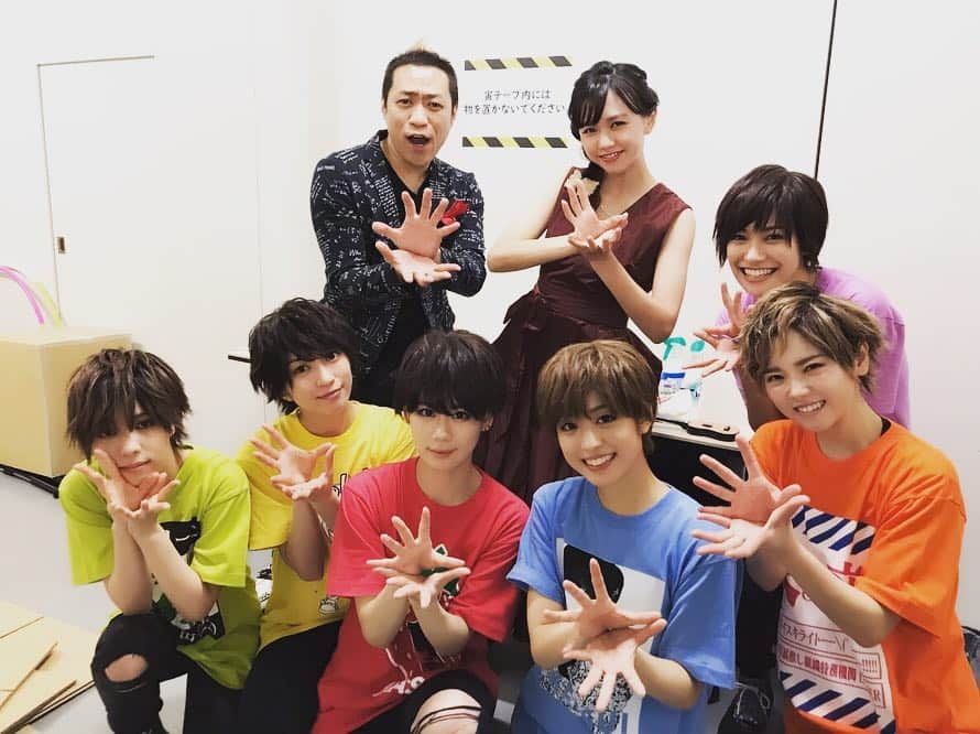 虎南有香のインスタグラム：「改めまして… 本日は風男塾の年末ライブ「黒白歌合戦2018」で、はなわさんとサプライズで司会をやらせて頂きました😊❤️ あたたかく迎えてくれた風男塾メンバー、ファンの皆様に感謝です🙏💋 最後は少しだけみんなと踊れて…なんだか懐かしい気持ちというか…w ありがたみMAXでした😂❤️もうこんな機会100年とないだろうから、とっても嬉しかったです。本当にありがとうございました😍 黒白歌合戦の内容は、、本当に声出して笑っちゃった😂ステージもVTRも最高過ぎて…👏これでこそ(?)風男塾だなと！w メンバーはきっと大変だったと思うけど、素晴らしかったです❤️ 今日はメンバーの一人一人と写真を撮って貰ったので、載せていくねー😊✨」