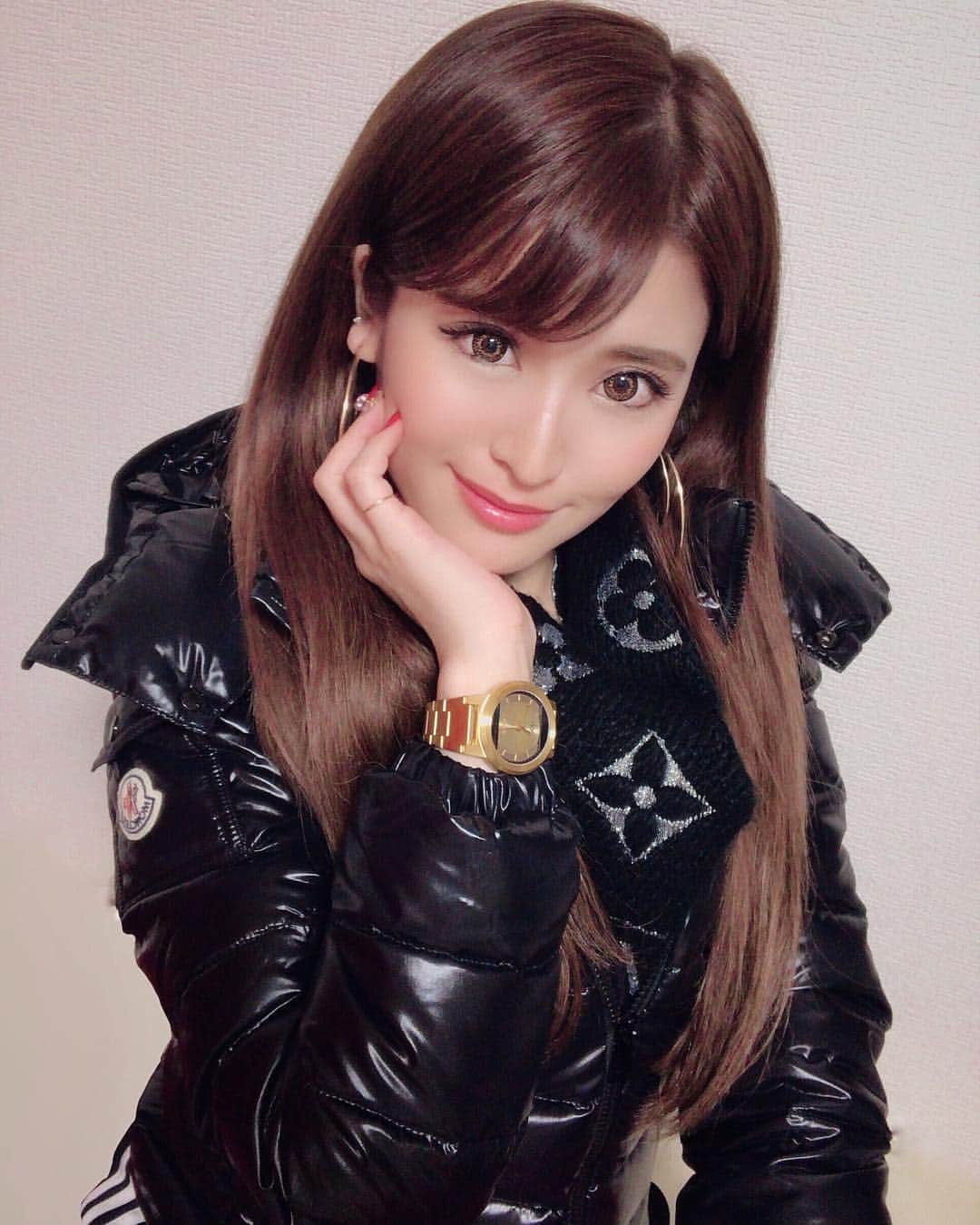 鈴木まりなのインスタグラム：「  FOB Paris🎁⌚ シンプルなデザインだけど 派手な存在感がお気に入り❤️❤️   RED SOLARって言うコレクションで ソーラー電池だから基本電池交換不要だよ🙏   2019年1月2日〜1月15日の期間 タカシマヤ ウォッチメゾン東京・日本橋で FOB Paris POP UPイベントが開催されます❤️  世界限定50本の超レアモデルや 日本初お披露目のモデルも沢山発売されます！ 気になる方は是非足を運んでみてね😘    #principrive #プリンチプリヴェ #fobparis #fobpariswatches #watch #present」