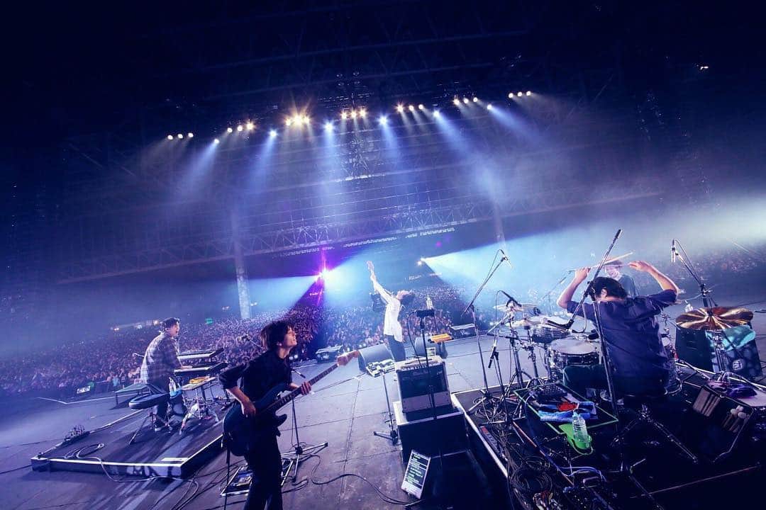 小川貴之のインスタグラム：「2018年 最後のステージは COUNTDOWN JAPAN 18/19 EARTH STAGEにて 忘れられない1日を最後の最後まで作れました 色々なステージで演奏してきました 全てが音楽人生で欠かせません 来年が今から楽しみです！ . . 今日は2018年を浸る1日にします 走り続けた一年 楽しみ、しっかりと苦しみ それ以上に学んだ一年 . 思い返すには時間が足りないかも、、、 . 撮影：後藤壮太郎」