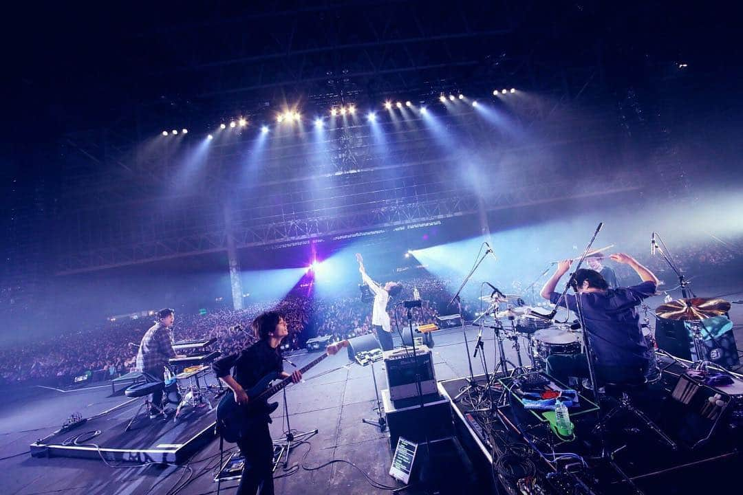 小川貴之さんのインスタグラム写真 - (小川貴之Instagram)「2018年 最後のステージは COUNTDOWN JAPAN 18/19 EARTH STAGEにて 忘れられない1日を最後の最後まで作れました 色々なステージで演奏してきました 全てが音楽人生で欠かせません 来年が今から楽しみです！ . . 今日は2018年を浸る1日にします 走り続けた一年 楽しみ、しっかりと苦しみ それ以上に学んだ一年 . 思い返すには時間が足りないかも、、、 . 撮影：後藤壮太郎」12月30日 21時52分 - takayuki_ogawa_sumika