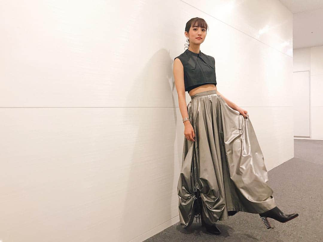 堀田茜さんのインスタグラム写真 - (堀田茜Instagram)「スーパーチャンプル衣装🌼 tops, skirt: @atsushi_nakashima_official boots: @louboutinworld  いつもとは違う感じで。 新鮮で好きだったなぁこの衣装💛 見えてないけどヘアアレンジも可愛くしてくれました🌼 💄 @matsudamiho 👗 @nomuramasashi_stylist #あかねのいしょう」12月30日 22時04分 - akanehotta