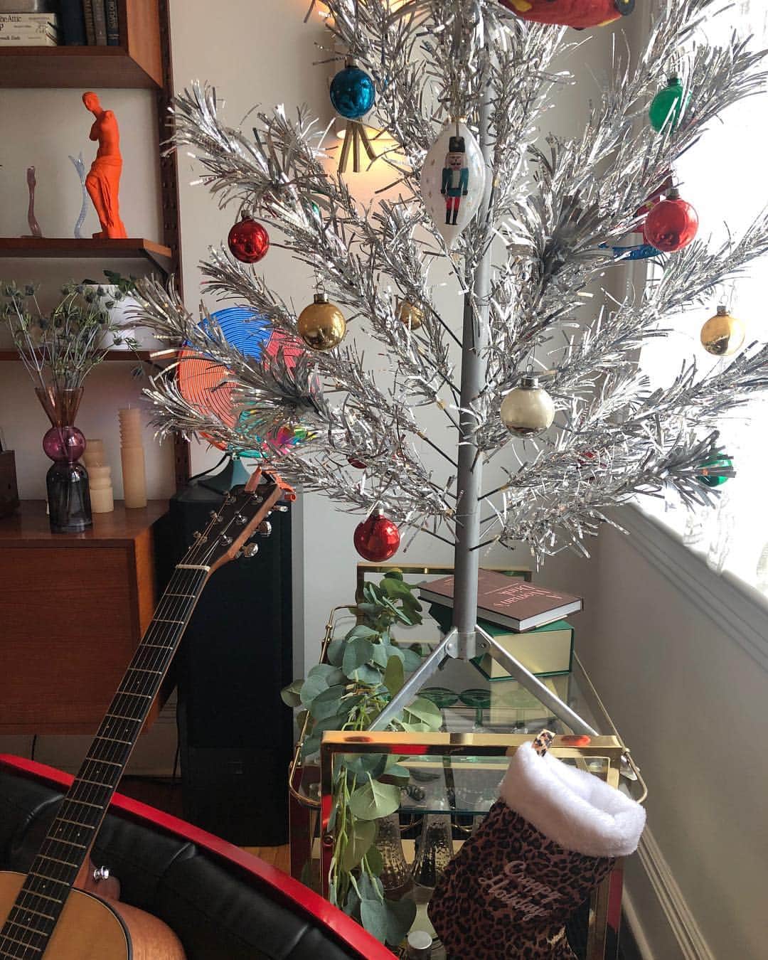 Paramoreのインスタグラム：「The band would like to say: “Hope your holidays weren’t crappy. Gonna try to have this tree down by spring. Will update later.  Oh and tell them Happy new Year from us too. Thanks!” - Management」
