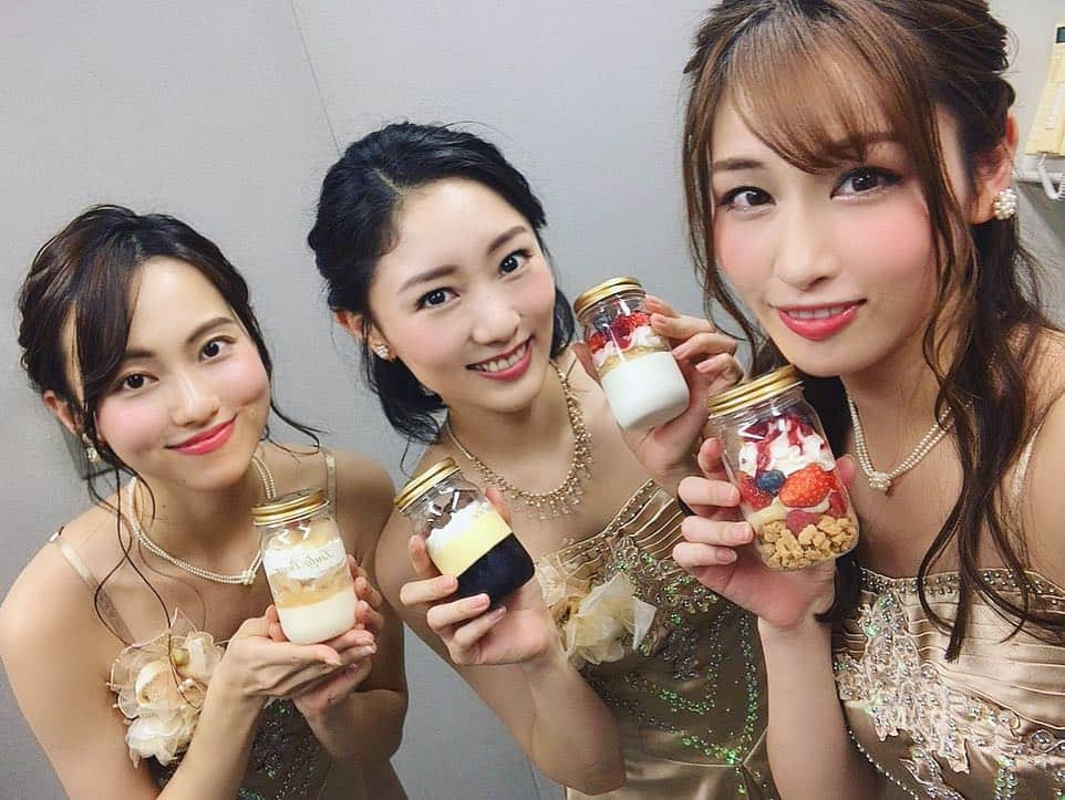 横町ももこさんのインスタグラム写真 - (横町ももこInstagram)「. 今年もレコード大賞のアシスタントをさせていただきました👯‍♀️ . 受賞されたアーティストの皆様、本当におめでとうございます❗️ スタッフの皆様、今年も本当にありがとうございました❗️ . 今年はこちらのオスカー３人娘でアシスタント頑張りました❤️ 学生時代にお世話になった元マネージャーさんに久々にお会いしてかわいい差し入れもいただいて嬉しかった🧁💕 . 5時間半の生放送頑張ったので今年もしっかり仕事納まりました🙌 2018年、おつももー＼(^o^)／ . #日本レコード大賞2018#日本レコード大賞#レコード大賞#レコ大#60周年#第60回#TBS#5時間半#生放送#新国立劇場#乃木坂46#辰巳ゆうと  さん#おめでとうございます#年末#仕事納め#お疲れ様#おつもも#平成最後のレコード大賞 #チームオスカー#梅本美優#松永かなみ#横町ももこ#dressedup#makeup#hairmake#japanesegirl」12月31日 0時26分 - momochadayo