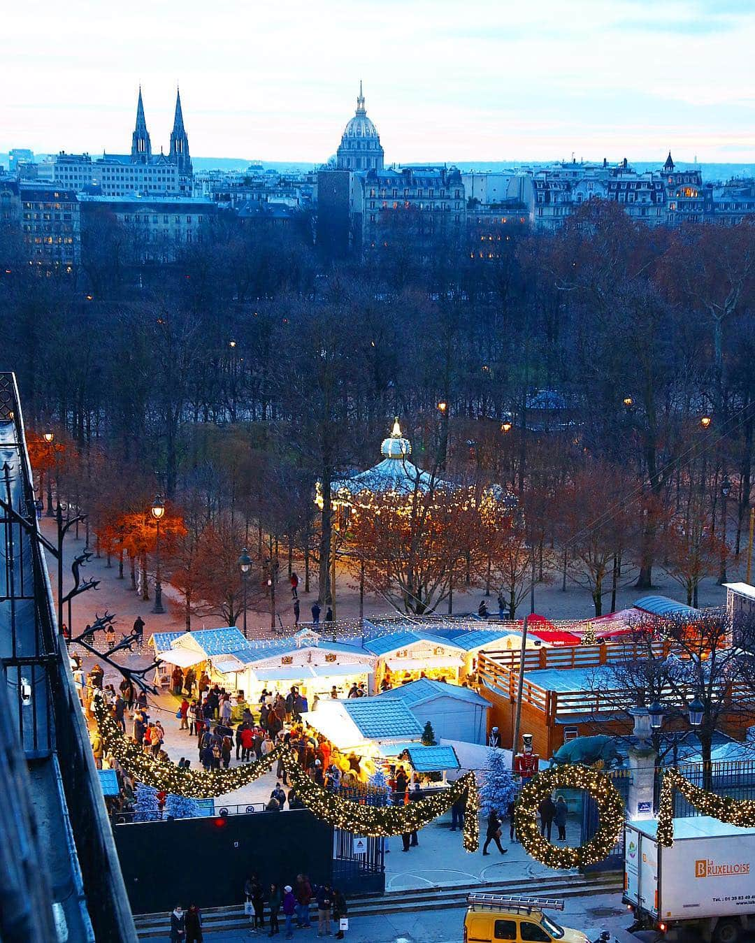 愛沢えみりさんのインスタグラム写真 - (愛沢えみりInstagram)「. お部屋からの綺麗な景色🇫🇷🎄✨❄️🎠 一生忘れない💝 . #paris#France#happy#christmas」12月31日 0時39分 - emiri_aizawa