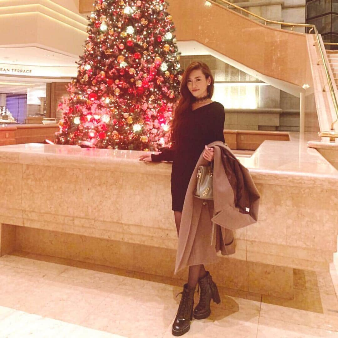 新立美香のインスタグラム：「今更ながら🤣 クリスマスコーデ🎄✨ 詳細はタグをご覧下さい💁‍♀️ クリスマス前に 今年最後の @ledia.omotesando で #鍼納め してきたから、顔も身体もすっきり✨ @akitamura12 @fumirose  スタッフ皆様今年もお世話になりました😌💕 #ootd #outfit #🎄#✨」