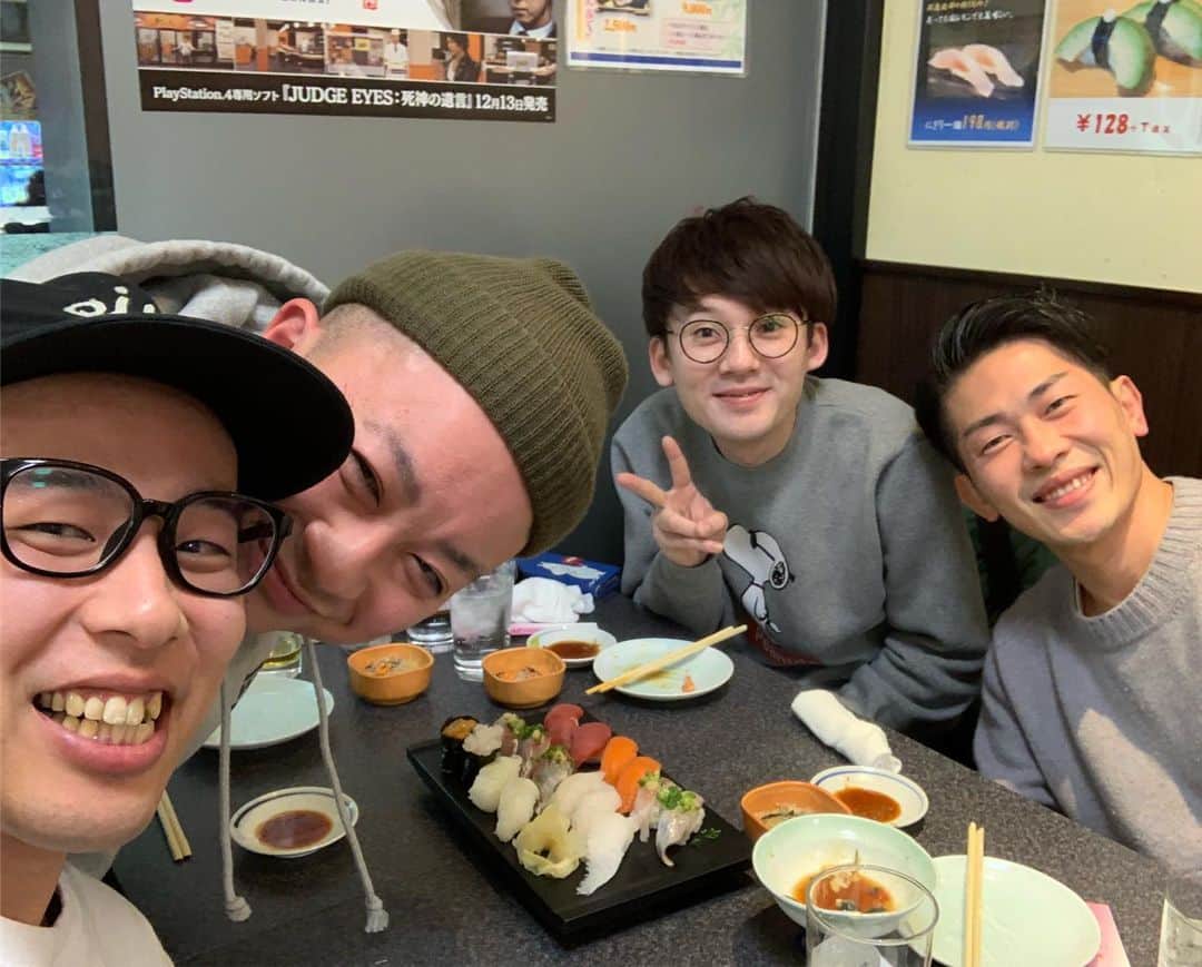 岸健之助のインスタグラム：「年末させて頂きました！ ご馳走様でございました！ #チョコレートプラネット松尾さん #ジャングルポケット太田さん #ジェラードン海野さん #ネルソンズ岸」