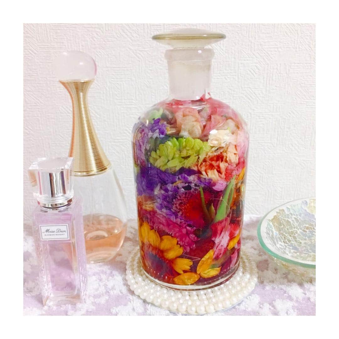 喜多よしかさんのインスタグラム写真 - (喜多よしかInstagram)「初めてのボトルフラワー🌼🌹💘 ・ JARDINS des FLEURS（ジャルダン・デ・フルール）さんのオーダーメイドだそうで👀✨🌹女子力🙌✨ ・ お花の色で水がピンク色になってて、360度どこから見ても本当に綺麗☺️💕 ・ #ボトルフラワー #bottleflower」12月31日 1時02分 - yoshika_1002_official