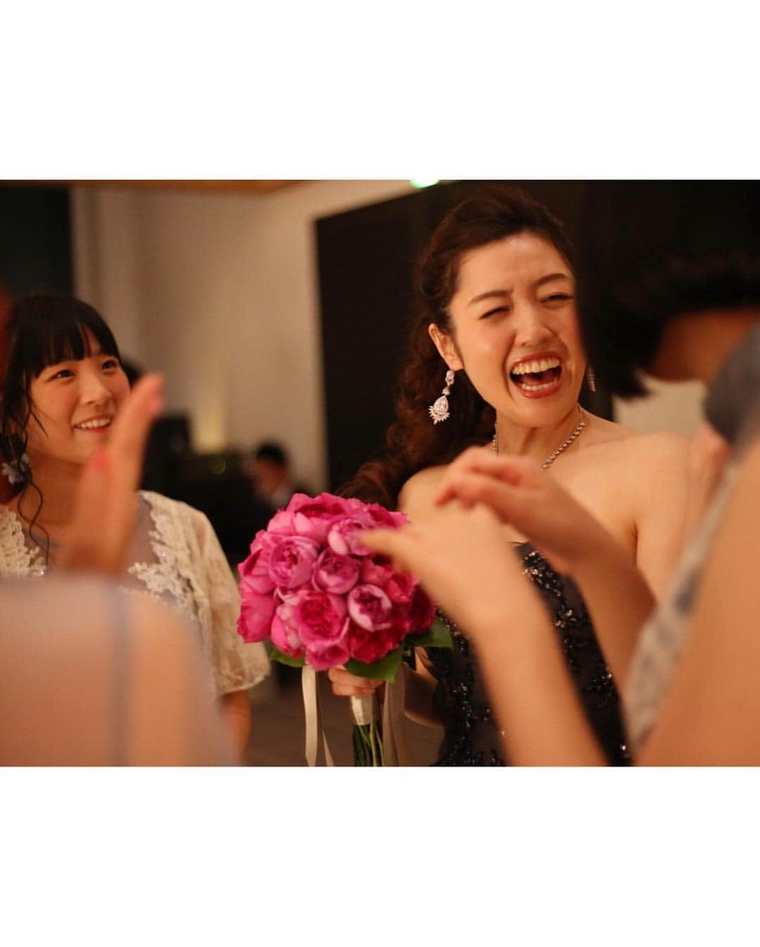 跡部みぅさんのインスタグラム写真 - (跡部みぅInstagram)「結婚式のカメラマンさんからの写真が届いたからちょこっと🥰💖 . 2018年は、私は本当に素敵な友達に恵まれてるなと実感した1年でした✨来年はどんな年になるかな！とりあえずせっかく痩せれたのでキープできるように頑張ります！笑 . ところでメンバーと喋ってる時爆笑しすぎだし、いちいち未鈴さん可愛い🤣💓💓」12月31日 1時33分 - miuatobe