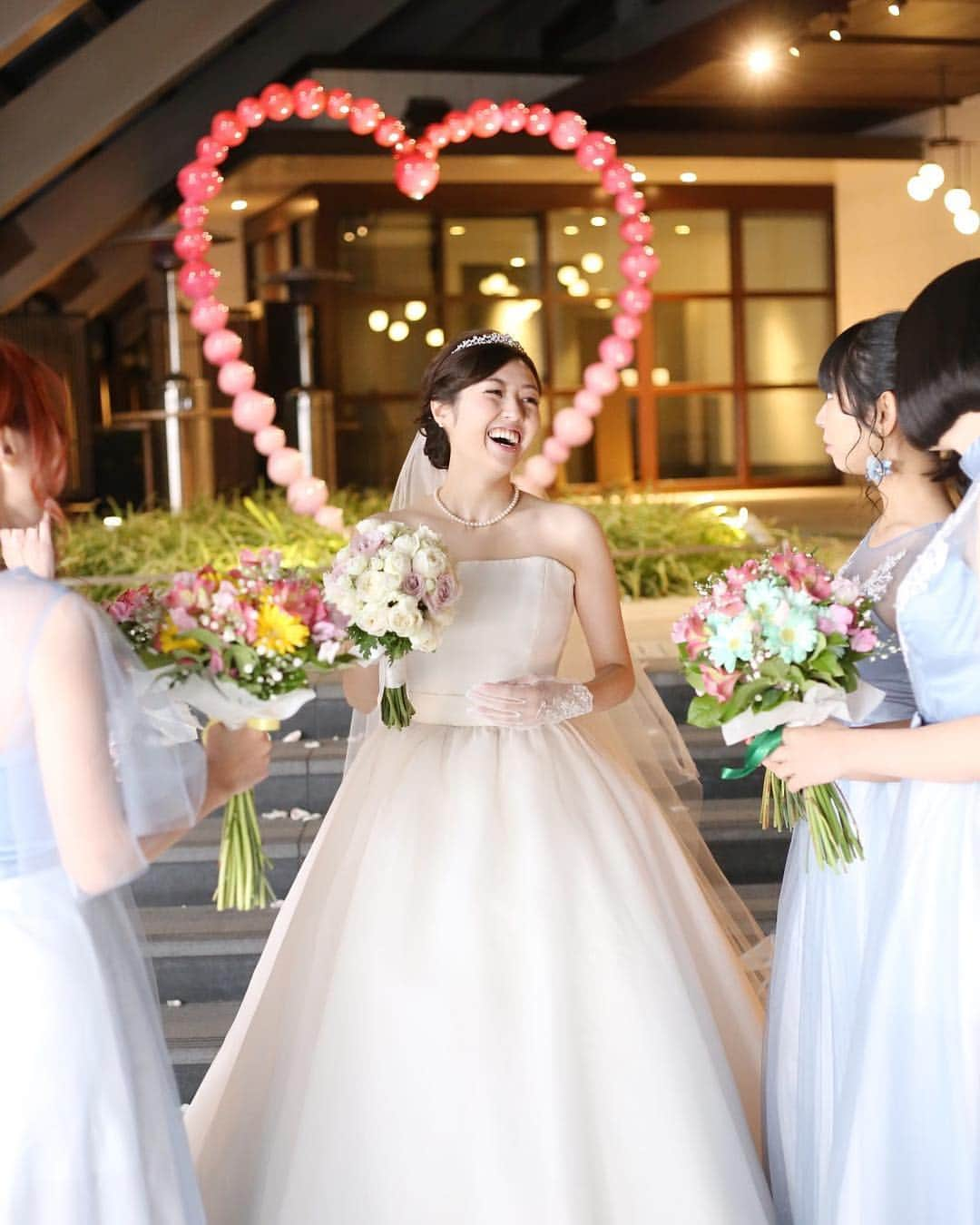 跡部みぅさんのインスタグラム写真 - (跡部みぅInstagram)「結婚式のカメラマンさんからの写真が届いたからちょこっと🥰💖 . 2018年は、私は本当に素敵な友達に恵まれてるなと実感した1年でした✨来年はどんな年になるかな！とりあえずせっかく痩せれたのでキープできるように頑張ります！笑 . ところでメンバーと喋ってる時爆笑しすぎだし、いちいち未鈴さん可愛い🤣💓💓」12月31日 1時33分 - miuatobe