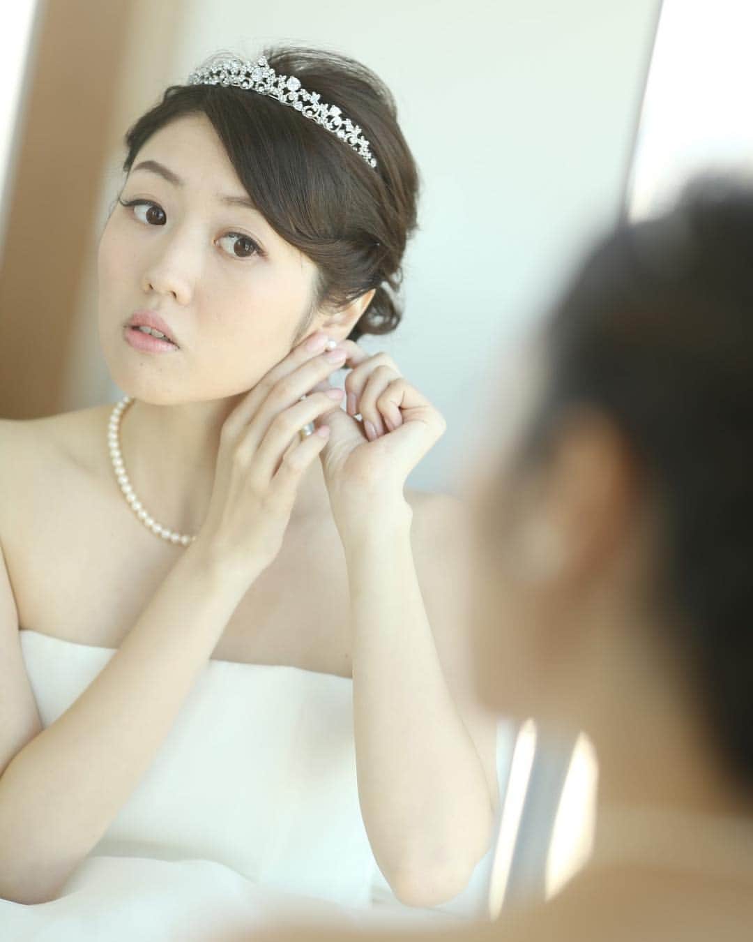 跡部みぅのインスタグラム：「結婚式のカメラマンさんからの写真が届いたからちょこっと🥰💖 . 2018年は、私は本当に素敵な友達に恵まれてるなと実感した1年でした✨来年はどんな年になるかな！とりあえずせっかく痩せれたのでキープできるように頑張ります！笑 . ところでメンバーと喋ってる時爆笑しすぎだし、いちいち未鈴さん可愛い🤣💓💓」