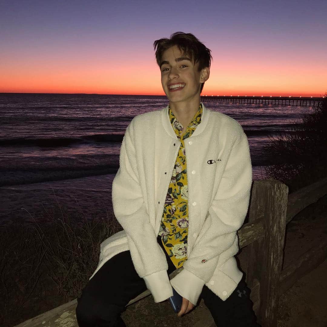 ジョニー・オーランドのインスタグラム：「spent the last few days relaxing with my family & reflecting on 2018. what a crazy year. i signed a record deal, travelled around the world, met so many of you guys, performed in arenas, and made some of the best music i ever have. i can’t wait to put this project out, and for the world to finally hear my music. 2019 i’m ready!!! (ps ignore my messy beach hair)」