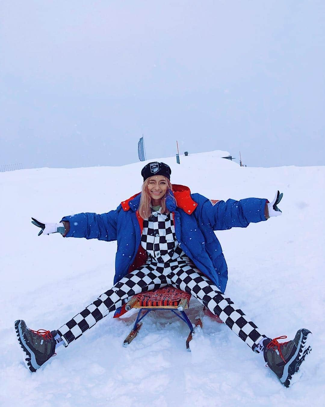 ローラさんのインスタグラム写真 - (ローラInstagram)「My first time to go sledding🛷 with team @moncler today! I screamed and I hit my leg on Seralyn’s sled! It’s not as easy as I thought but so much fun🤣☃️After that we took tequila shots, went to a restaurant and ate lunch, then took over the restaurant’s music system and played techno and danced so heard🕺🏻I like this team 🤣 スイスにモンクレールの仲良しチームでハッピーニューヤーをすごしたんだ！初めてのソリ簡単だとおもったら、簡単じゃなくて、ずっと叫びながら転びながら40間陸まで降りたんだ❗️ みんなも今年あと1日、最高な日がすごせますように❣️😆」12月31日 5時01分 - rolaofficial