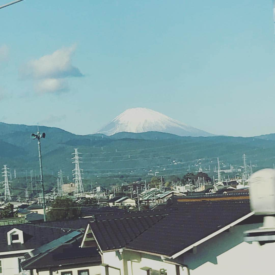 鈴丘めみのインスタグラム：「朝から大掃除をして 気がつけば日が落ちてた💦  今年も終わりますね。  変化があって めまぐるしくて 常に動いてた あっという間2018。  出会いもたくさんあって 濃くて充実した1年でした。 楽しかったなぁ。  皆さん今年も ありがとうございました！ 感謝・感謝！  良いお年を🙌  #clean #2018 #大晦日 #今年もお世話になりました」