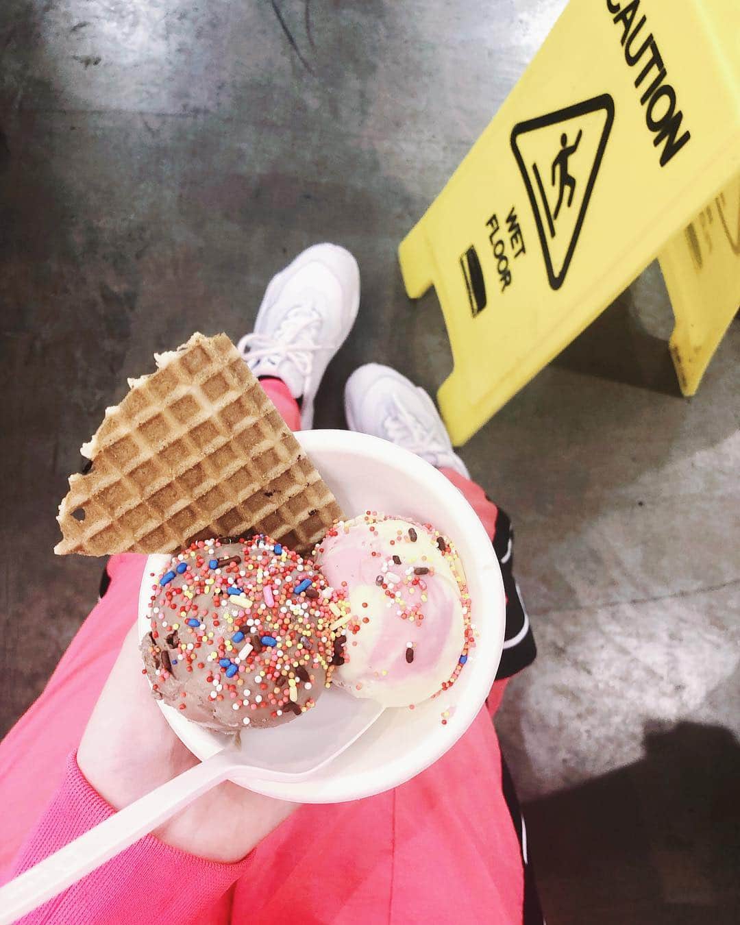 小嶋陽菜さんのインスタグラム写真 - (小嶋陽菜Instagram)「夜アイス食べちゃう。。 日本はいよいよ大晦日ね❤️」12月31日 17時41分 - nyanchan22