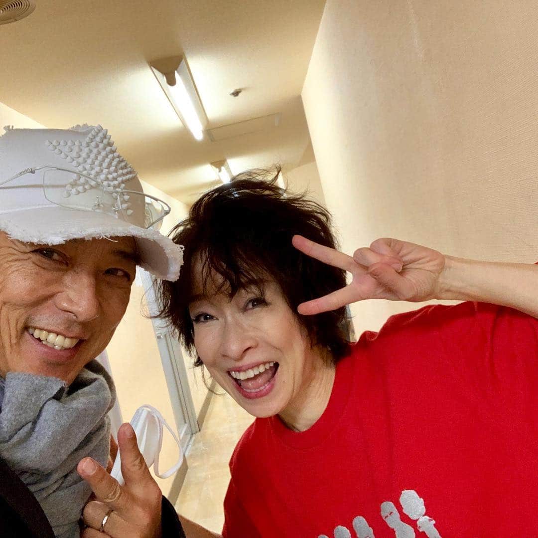 黒田アーサーさんのインスタグラム写真 - (黒田アーサーInstagram)「昨年は新宿FACEで開催された 神奈月ライブを見て来ました！ やばいくらいに面白かった！！🤣🤣神ちゃんは本当のチャレンジャー！新しいネタに沢山挑戦して、それがめちゃくちゃ面白いんです！！お客様を楽しませるのはもちろん、自分も楽しんでやってるんですね😄今一番乗ってるものまね芸人！さすが2018年のものまね王座チャンピオン‼️一緒に行ったアンコキーヌ彩さん、大崎さん、相馬ご夫妻も楽しんでました😊ダンスの振り付け担当のめるもちゃん、ダンサーで出演してたMIKOちゃんとも久しぶりに会えて嬉しかったです❣️神ちゃん、2019年の活躍も期待してます！近いうちにゴルフ⛳️も行こうねー😉👍#神無月 #新宿face #ライブ#めちゃくちゃおもしろかった😂 #神ちゃん天才 #チャレンジャー #ものまね#kurodaarthur #黒田アーサー# アンコキーヌ#藤島彩子社長 #大崎会長 #相馬社長#めるもちゃん #振り付け#miko #ダンサー」12月31日 17時46分 - kuroda_arthur