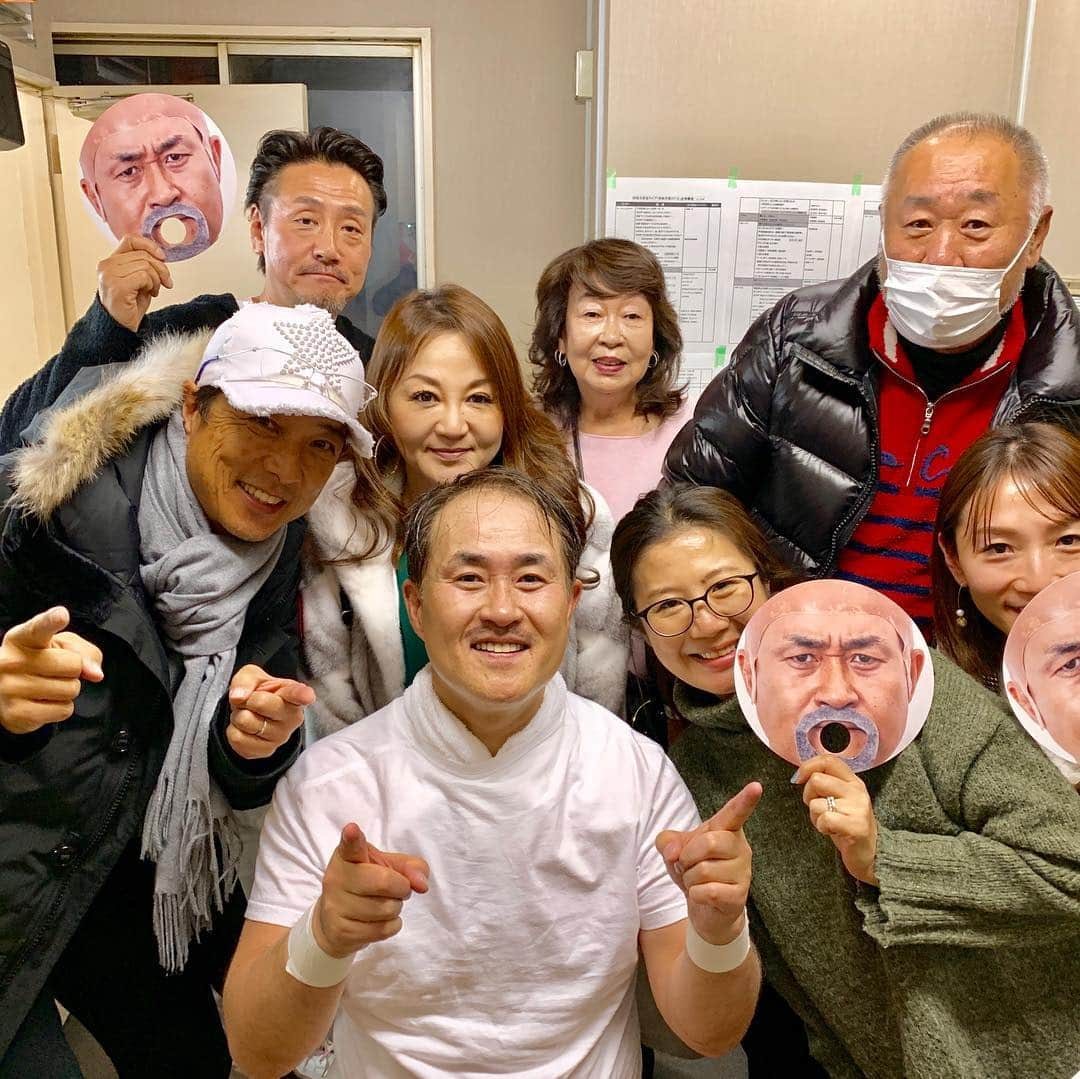 黒田アーサーさんのインスタグラム写真 - (黒田アーサーInstagram)「昨年は新宿FACEで開催された 神奈月ライブを見て来ました！ やばいくらいに面白かった！！🤣🤣神ちゃんは本当のチャレンジャー！新しいネタに沢山挑戦して、それがめちゃくちゃ面白いんです！！お客様を楽しませるのはもちろん、自分も楽しんでやってるんですね😄今一番乗ってるものまね芸人！さすが2018年のものまね王座チャンピオン‼️一緒に行ったアンコキーヌ彩さん、大崎さん、相馬ご夫妻も楽しんでました😊ダンスの振り付け担当のめるもちゃん、ダンサーで出演してたMIKOちゃんとも久しぶりに会えて嬉しかったです❣️神ちゃん、2019年の活躍も期待してます！近いうちにゴルフ⛳️も行こうねー😉👍#神無月 #新宿face #ライブ#めちゃくちゃおもしろかった😂 #神ちゃん天才 #チャレンジャー #ものまね#kurodaarthur #黒田アーサー# アンコキーヌ#藤島彩子社長 #大崎会長 #相馬社長#めるもちゃん #振り付け#miko #ダンサー」12月31日 17時46分 - kuroda_arthur