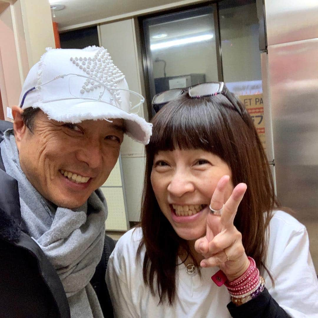 黒田アーサーさんのインスタグラム写真 - (黒田アーサーInstagram)「昨年は新宿FACEで開催された 神奈月ライブを見て来ました！ やばいくらいに面白かった！！🤣🤣神ちゃんは本当のチャレンジャー！新しいネタに沢山挑戦して、それがめちゃくちゃ面白いんです！！お客様を楽しませるのはもちろん、自分も楽しんでやってるんですね😄今一番乗ってるものまね芸人！さすが2018年のものまね王座チャンピオン‼️一緒に行ったアンコキーヌ彩さん、大崎さん、相馬ご夫妻も楽しんでました😊ダンスの振り付け担当のめるもちゃん、ダンサーで出演してたMIKOちゃんとも久しぶりに会えて嬉しかったです❣️神ちゃん、2019年の活躍も期待してます！近いうちにゴルフ⛳️も行こうねー😉👍#神無月 #新宿face #ライブ#めちゃくちゃおもしろかった😂 #神ちゃん天才 #チャレンジャー #ものまね#kurodaarthur #黒田アーサー# アンコキーヌ#藤島彩子社長 #大崎会長 #相馬社長#めるもちゃん #振り付け#miko #ダンサー」12月31日 17時46分 - kuroda_arthur