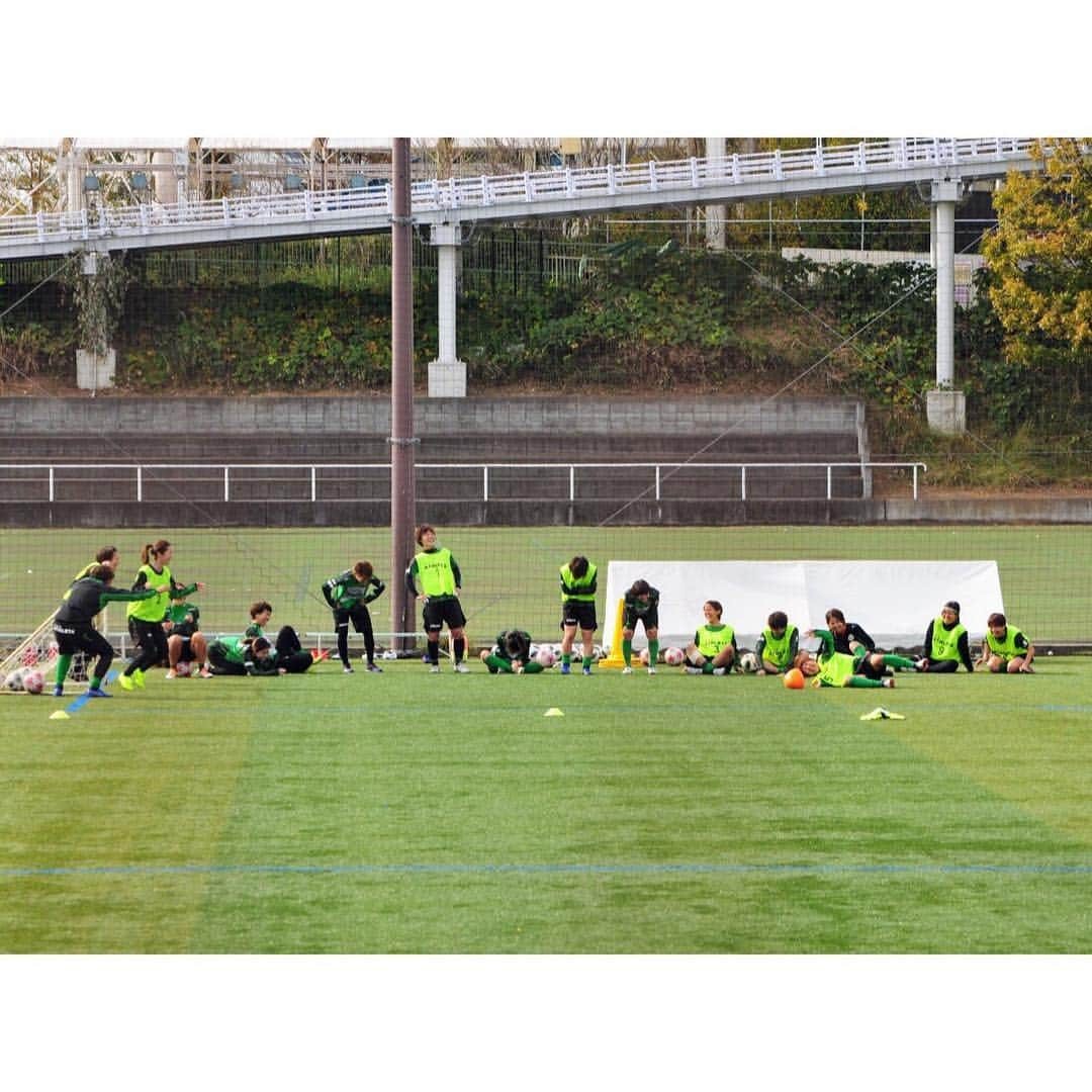 長谷川唯さんのインスタグラム写真 - (長谷川唯Instagram)「🇯🇴🇯🇵🇮🇩 2018年 アジアカップ優勝🏅アジア大会優勝🏅 なでしこリーグカップ優勝🏅なでしこリーグ優勝🏅 最高の年でした！！ 練習は毎日笑って楽しくて😂 今年は新しいことに取り組み始めて、最初はうまくいかないことも多かったけど、徐々に結果に現れてきて、あと1つで三冠のところまできました。 まだまだ完成には程遠いけど、この1年の成果を明日しっかり出せるように頑張ります！！ 2018年、皆さんありがとうございました！ 2019年いいスタートきりましょう！  #なでしこジャパン #BELEZA #チーム左🤙 #大晦日 #今日もしっかり爆笑 #皇后杯 #三冠」12月31日 17時47分 - yui___hasegawa