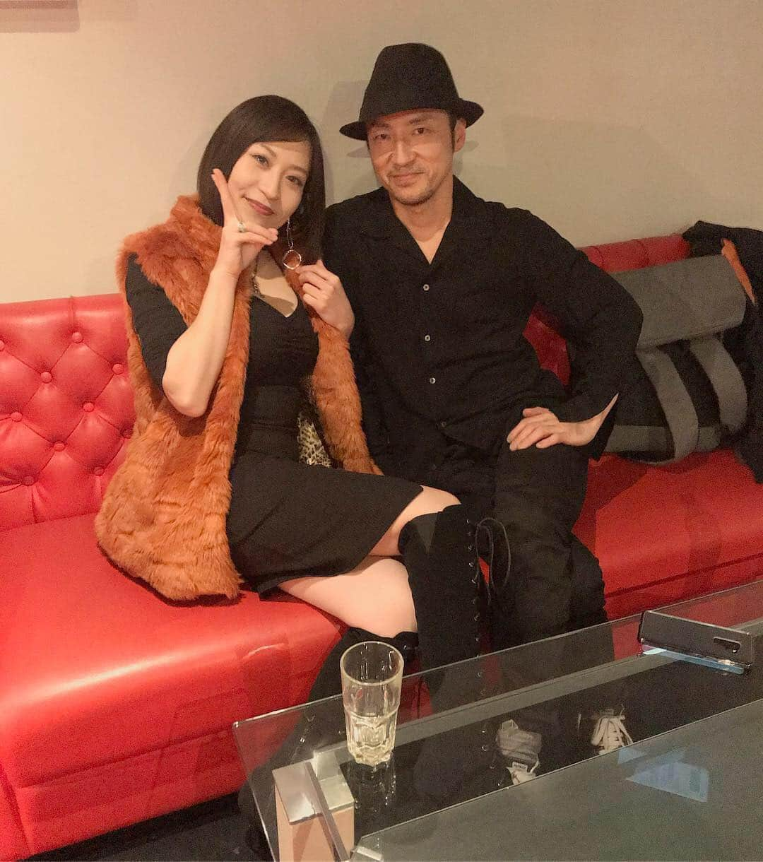 原田ありささんのインスタグラム写真 - (原田ありさInstagram)「皆さま楽しい年末を過ごしてますかなー？？ ありさちゃんは風邪引いてお医者さんにもらった薬が合わないのかこの数日三半規管がぶっ壊れてます😇焦点も合わないのでスマホの画面もよく見えません😇フワフワ〜💖 そんで遅くなりましたがぶるちゃんず2デイズ無事に終了しました😚 1日目はいつものレッドシューズにてクリスマスライブ、2日目は西麻布のエーライフでディメンションの勝田さんをお迎えしてのライブでした！ 私勝田さん本当に大好き😂お会いする度に好きになる😂💓たくさんお話出来て嬉しかった！ レッドシューズでのライブではボヘミアンラプソディーをやって超上がったね☺️最高でした！ ということで今年の本番は全部終了！皆さん本当にどうもありがとうございました！今年はいろんなことがあって本当に楽しかった、来年は大きくレベルアップする年に。来年もどうぞよろしくお願い致します😄  #ぶるちゃんず #毛利さんとえりかさんと写真撮り忘れた無念 #Christmas #live #南青山redshoes #西麻布a_life #ライブ #music #TheBrooklynBand #有名な俳優が来てた #Y楽Y弥 #謎にちやほやされたよ #まあ私その人のこと知らなかったけど😇」12月31日 17時53分 - arisaharadapf