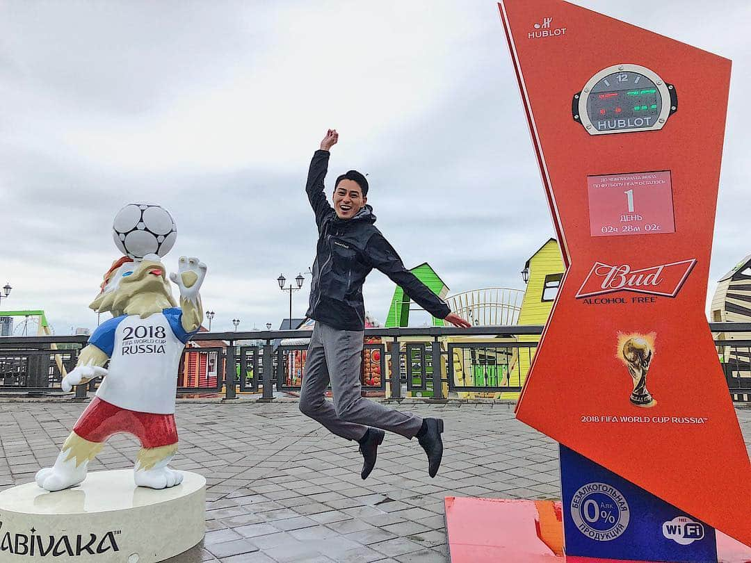 木村拓也さんのインスタグラム写真 - (木村拓也Instagram)「2018年は大好きな上を向いて歩こうが終わり、新しいステップに進んだ年でした。現場キャスターとしてたくさんの現場に足を運びました。ここで見たこと、人と触れたことが僕の財産だと思っています。よりみなさんにわかりやすく伝えられる親しみのあるアナウンサーを目指し、来年も精進します。2019年もよろしくお願いいたします！ #写真は #ロシアW杯 #2018 #おせわになりました #フジテレビ #アナウンサー #木村拓也 #来年は #自分が写る写真にも #もっとチャレンジしようかな」12月31日 17時54分 - takuya.kimura0801