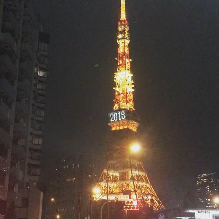 鎌田梢のインスタグラム：「2018年も楽しく様々なお仕事ができたのも、周りのみなさまのおかげだと思っています。ほんとにほんとに。ありがとうございました！ 寒波なうすぎて寒いいちにちとなりましたが、どうぞ良いお年をお迎えください☺️ #2018年 #今年もあと少し #来年もよろしくお願いします」