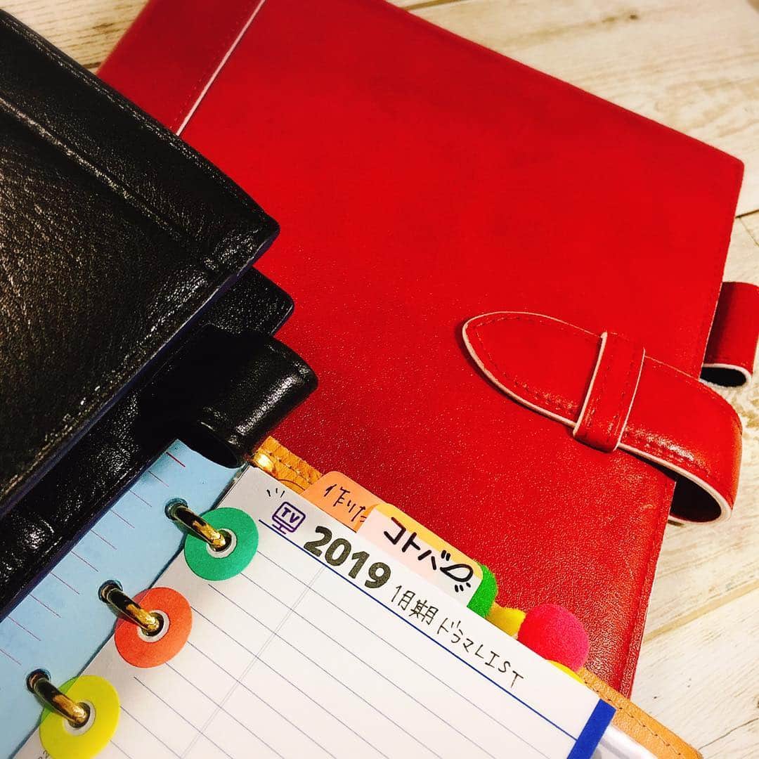 しあわせはんこさんのインスタグラム写真 - (しあわせはんこInstagram)「・ 字が書けるマステに、スタンプしたら、 クッキリして可愛くなった❤️デュードロップのスタンプ台です。 ・ アシュフォードの、HBxWA5のリフィル書くのが とっても楽しい。イシューの赤、すごくいい色で、 手触りも柔らかくてお気に入りです。 来年はパンパンにしたい！ ・ 最近テレビドラマほぼ見れてないけど、 ドラマリスト作ろーっと✨毎回色々観たいと思ってる。 秋ドラマは、「今日から俺は！！」だけ。 面白くて2回ずつくらい観てる🤣 ・ ・ #hbxwa5 #ashford #イシュー  #システム手帳 #システム手帳宝箱化計画」12月31日 18時04分 - siawasehanko