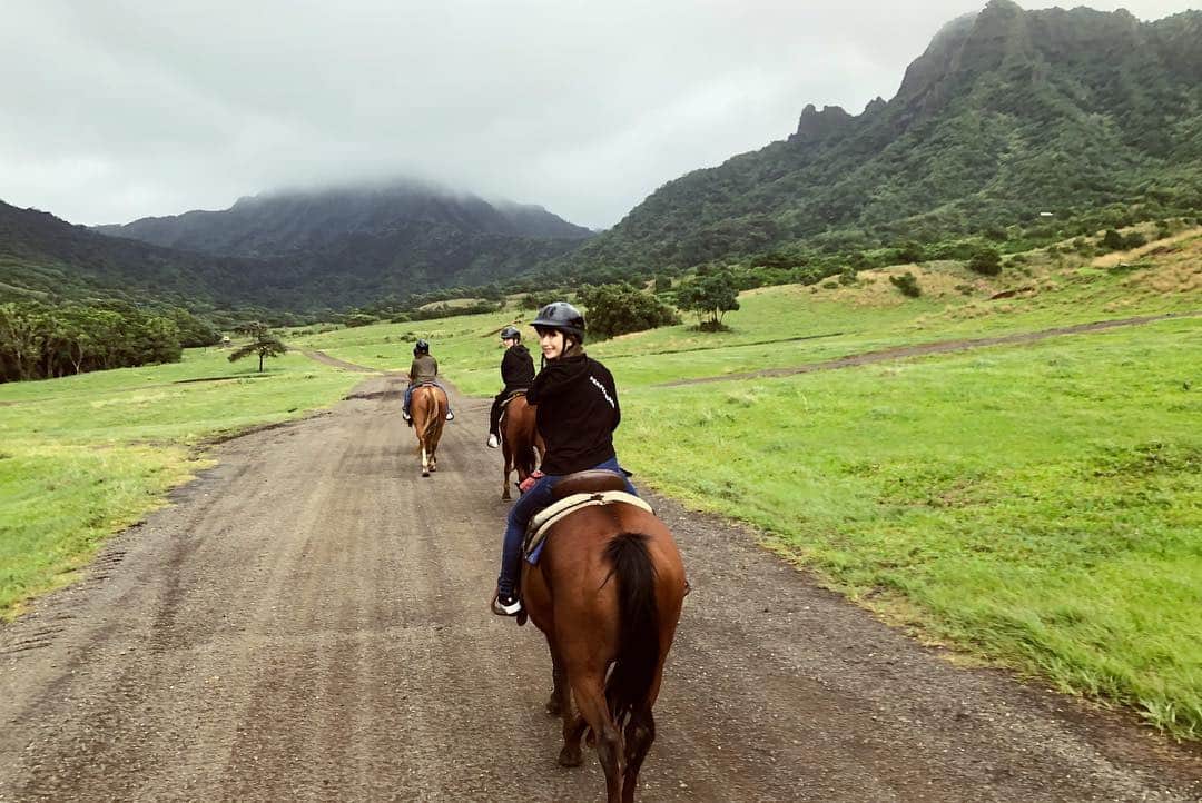 西村いちかさんのインスタグラム写真 - (西村いちかInstagram)「映画のロケ地見てきた❤︎ 私が乗った馬はブルーレイさん🐴だったような気がする🐴 #記憶力 #kualoa #hawaii #horsebackriding #instagood #乗馬」12月31日 18時12分 - ichika_nishimura