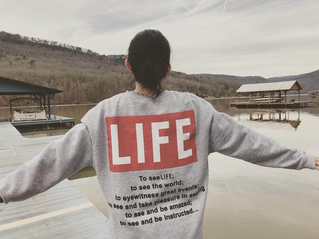 のインスタグラム：「“To see the world, things dangerous to come to, to see behind walls,﻿ draw closer, to find each other and to feel.﻿ That is the purpose of life.”﻿ ﻿ This is my favorite motto from my favorite movie the Secret Life of Walter Mitty.﻿ ﻿ This quote makes me strong.﻿ I lived by this phrase after moving to Canada.﻿ ﻿ I asked myself what is my life's purpose?﻿ ﻿ ﻿ Love﻿ ﻿ Work﻿ ﻿ Dream﻿ ﻿ Happiness﻿ ﻿ ﻿ I wanna enjoy my life.﻿ I wanna love my life.﻿ I don't wanna regret my life.﻿ ﻿ ﻿ My life is mine!﻿ ﻿ ﻿ I met lots of people not only Canadian.﻿ ﻿ American﻿ blazilian﻿ Mexican﻿ Chinese﻿ Korean﻿ Colombian﻿ Taiwanese﻿ German﻿ Swiss﻿ Belgian etc.﻿ ﻿ ﻿ This experience has taught me so much about other cultures and people! ﻿ ﻿ ﻿ Just go outside!﻿ Just see and feel something different!﻿ ﻿ ﻿ ﻿ This sweatshirs has different words on it.﻿ but I like LIFE logo👍﻿ ﻿ 🇯🇵﻿ 世界を見よう﻿ 危険でも立ち向かおう﻿ 壁の裏側を覗こう﻿ もっと近づこう、もっとお互いを知って感じよう﻿ それが人生の目的だから﻿ ﻿ ﻿ これは私の好きな映画 LIFE! に出てくる言葉で﻿ 私の大好きな言葉。﻿ ﻿ 映画を見たときに﻿ 一歩踏み出すだけで世界は自分の想像以上に広がって変わっていくんだ！とワクワクした。﻿ ﻿ 私はこの言葉のように行きたくて﻿ 13年間やってきた仕事を止めて﻿ 事務所を辞めて一歩踏み出してみた。﻿ ﻿ ﻿ 私は何のための人生か自分自身に尋ねた。﻿ ﻿ 愛、仕事、夢、幸福﻿ ﻿ 私は自分の人生を楽しみたい﻿ 私は自分の人生を愛したい﻿ 私は自分の人生を後悔したくなかった﻿ ﻿ ﻿ 私は、一歩踏み出したことをとっても誇りに思ってる。﻿ 私の人生は確実に変わった。﻿ ﻿ ﻿ たくさんの人に出会ったから﻿ 知らなかった文化や人々を知って﻿ ﻿ ﻿ 外に出るだけで、変われるチャンスがある。﻿ もしかしたら、なにも変わらないかもしれない﻿ でも、何か違うものを見たり感じる事は楽しいよ！﻿ ﻿ このパーカーはちょっと言葉違うけど﻿ このLIFEのロゴが好き。﻿ ﻿ #life﻿ #bestoflife﻿ #America﻿ #usa﻿ #travel﻿ #photography﻿ #videography﻿」