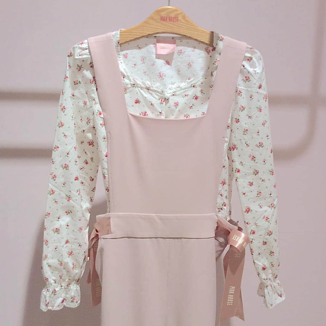 PINKHOUSE CHELSEAのインスタグラム：「ロゴサテンリボン付きオールインワン🎀💐 col:Pink.Beige.Black size:S.M price:¥22,000+tax . . #pinkhousechelsea  #pinkhouse #ピンクハウス #ピンクハウスチェルシー #オールインワン #リボン #ロゴ #サテンリボン #新作 #newarrivals #kawaii #allinone #ribbon #fashion #girly #code #casual」