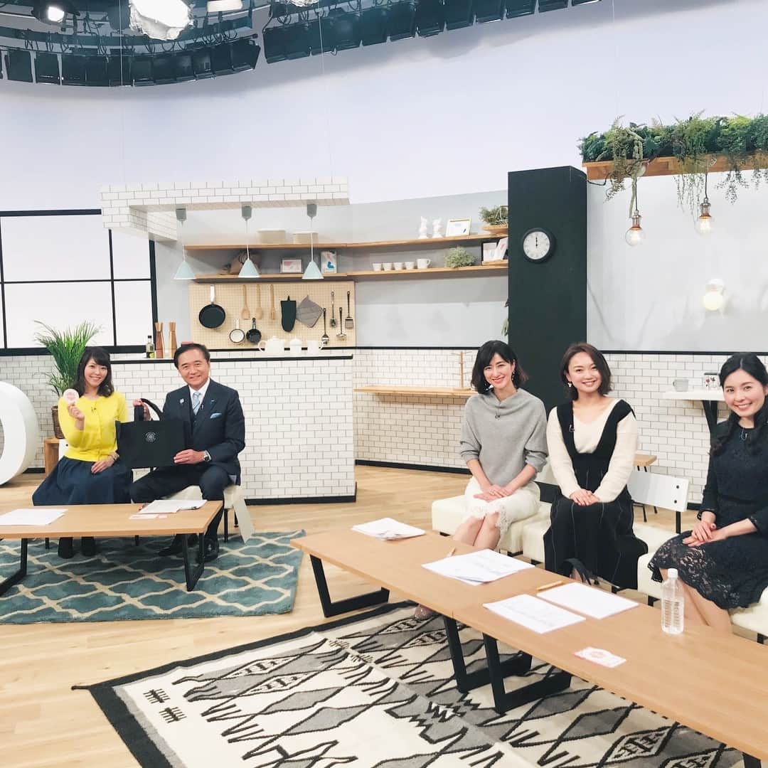 前田ゆかのインスタグラム：「放送されました MY ME-BYO  LIFE ご覧いただきありがとうございました！ ・ 番組の未病改善に必要な3つの要素 食、運動、社会参加、この3つのテーマにそって 未病の全てが1ヶ所で分かる施設の紹介。  自分の体内年齢から体質に合う食事までもいただける#ビオトピア 広大な敷地でコンセプトの3つのテーマと自然の恵みにも触れることのできる魅力的な施設でした。 家族でも訪れたい場所！ ・ また、私の未病改善ライフ  年齢を重ねて変えた食生活、 運動のマラソン、社会参加では習っております書道の事をお話しさせていただきました。 ・ これから高齢化社会が進展する中 病気になってしまう前の改善として生活習慣の見直しや指針になる最新の遺伝子キットなど、今向き合うべき未来の問題をたのしく考えさせてもらいました。 ・ ・ ・ さて、さて、 2018年も残すところあとわずかになりました！ 今年もお世話になりました皆さまに 感謝の気持ちを込めまして✨ ありがとうございました。 どうぞよい年末年始をお過ごしください。  新たな年に思いを馳せて！  #テレビ神奈川 #tvk  #黒岩神奈川県知事 #MYMEBYOLIFE #顔が緊張していました😆 #楽しかったです #はじめて書いた書展での作品を持って」