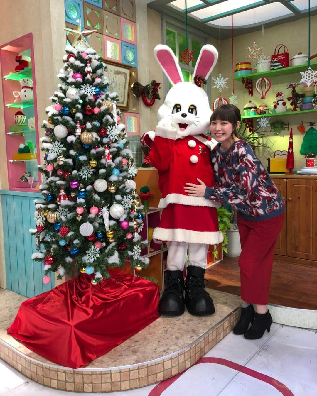 田中良子さんのインスタグラム写真 - (田中良子Instagram)「クリスマスのオンエアに39企画のオンエア見てくださいありがとうございました😊クリスマスだーと思ってたら、あっという間に年末💦今年も一年ありがとうございました✨✨✨ #おはよう朝日です #クリスマス #クリスマスツリー #スタジオ #めざめちゃん #今年もありがとうございました #田中良子」12月31日 10時30分 - tanakaryoko102