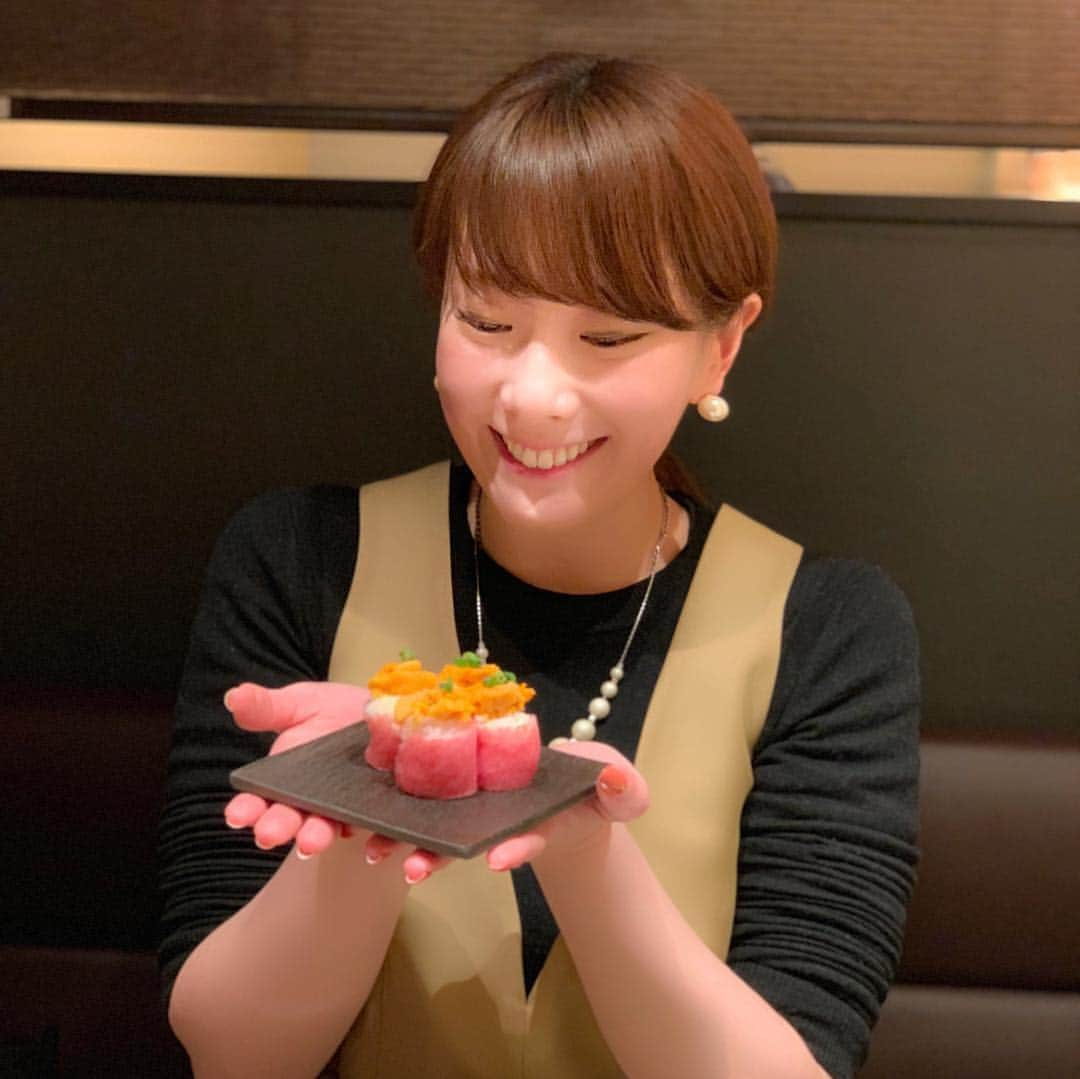 新垣泉子さんのインスタグラム写真 - (新垣泉子Instagram)「うにく様☆  親友がだいぶ前から予約してくれていた“うにく”が食べられるお店へ☆肉寿司にウニが乗ったもの？で、グルメな親友が絶賛したもの☆1年前からずっと『もっちーに食べさせたい!』とゴリ推ししてくれていて、やっと夢が叶いました☆  麻布十番なんてお洒落な駅、あまり降りたったことないのでドキドキしましたが、今年最後という事で、ちょっと大人の階段上りました！(o^^o)笑笑  着いたら本当に素敵なお店で、有名人の方のサインも飾ってあり、そしてそして何より、、、めっっっちゃくちゃ美味しかったです！！！ 肉がとろける！！！ ウニと肉、最高の出逢いを遂げた彼らに感謝！！！ そのほかのメニューも美味しすぎて、一枚一枚ひと口ひと口大事に大事に噛みしめながらいただきました(^-^) でも何より大好きな親友と食べたからこんなに美味しく感じたのだと思います☆  親友に感謝です(^-^) 、、、ちなみに親友は運悪く骨折してて松葉杖で来てくれました（；＿；） ほんと話題に事欠かない。お大事にね。早く治りますように(>_<) 東京に行かれて特別な時間を過ごしたい時、おススメですよ(^-^) #うにく #うにくが鎮座 #神々しい #bulls  #bulls麻布十番  #麻布十番 #人生2度目 くらい #なかなか降りない #六本木 の近く #焼肉 #東京 #東京グルメ #東京肉レポート  #メニュー名はうにくではないので #それらしきものを見つけてくださいね #感動する美味しさ #うにく様 #ガーリックライス も #最高でした  #特別なディナー #スペシャルディナー #特別な時間 #でも結局誰と過ごすかが大事 #親友 #まゆ #ありがとう #来年も行きたい」12月31日 11時52分 - motoko.arakaki