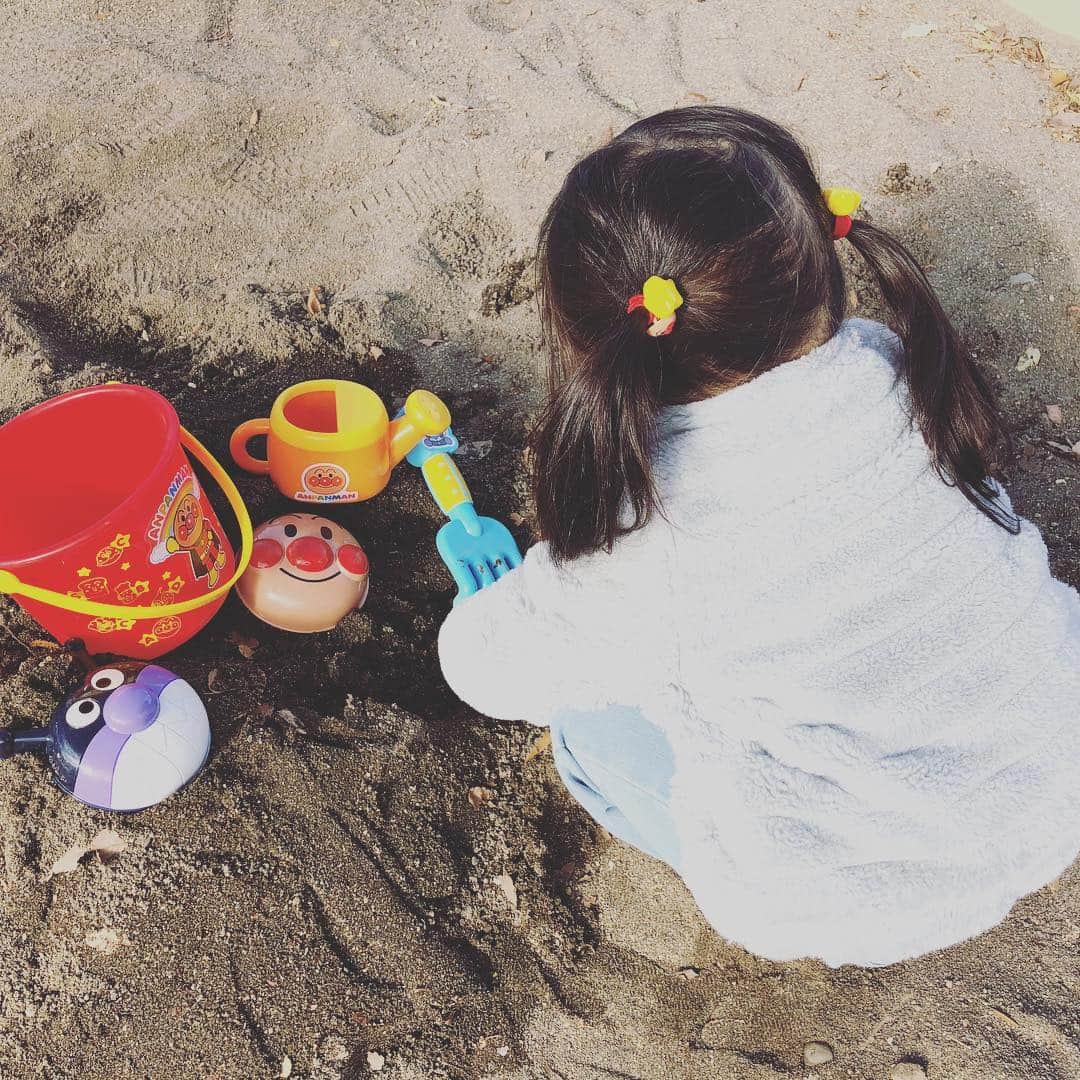 佐野泰雄のインスタグラム：「公園デート😊  #パパと二人 #アンパンマン #アンパンマン大好き #寒い #娘は寒さを感じていない #1月で2歳 #大晦日 #皆様良いお年をお過ごしください」