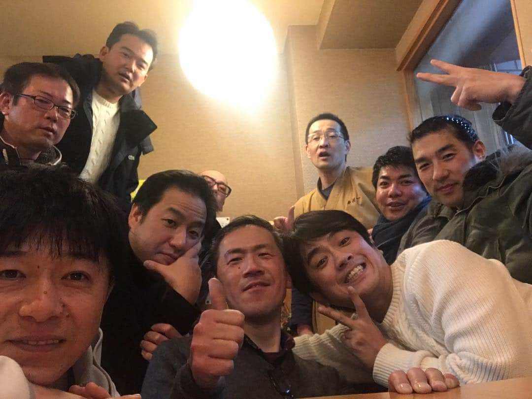 満田伸明さんのインスタグラム写真 - (満田伸明Instagram)「大阪に帰ってきとります キャチがやってる寿司屋『寿司一』に集合🍣来年立ち退きが決まってる😭みんな今のうちに行きよー🙌🏻 #寿司一 #光善寺にあるお寿司屋 #高校の同級生達 #立ち退き迫る #満田伸明」12月31日 11時37分 - mitsusya