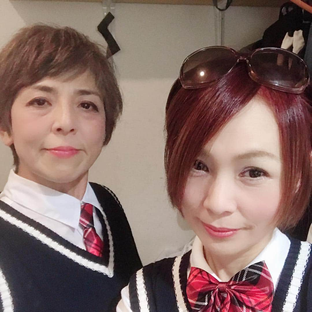 永井真理子のインスタグラム：「昨夜はイベントで懐かしのフィンガー5を歌って来ました！弾けたよー 私達が登場した時には、会場は既にテンションが上がりきっていて、異常なほどの盛り上がりで歌わせて頂きました！あーー楽しかった‼️会いに来て下さった皆さん、本当にありがとうございました😊最高に幸せな歌い納めでした！ 来年も沢山歌うよー🧡」