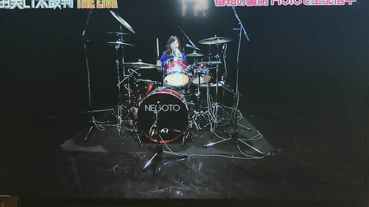 澤村小夜子のインスタグラム：「昨夜は【お笑い太鼓判THE LIVE】にて 芸人さんの出囃子を叩くドラマーとして 地上波から配信までがっつりやらせて頂きました！ . 4時間で20回以上叩いたので ケツ肉が椅子に馴染みまくり🤭笑 . 本当は告知も顔出しもしない予定だったけど ギリギリで「やっぱ出しちゃおう」ってなったので、 偶然見てた方はびっくりしたと思います。笑 . 当日まで何がどうなるかわからず 結構ドキドキしてたんですが 大好きな「お笑い」の現場にお邪魔して 芸人さんたちのネタを見られた事がすごーく嬉しくて 仕事で来てるのに、家でTV見てるくらいのまったり感で楽しませて頂きました(*´□︎`*)笑 . MCの倉本美津留さん、いとうせいこうさん そして出演された芸人のみなさんとスタッフの皆さん ありがとうございました♥️ . 以上、楽しすぎるドラム納めでした🥁 . . #お笑い太鼓判 #ジャルジャル  #かもめんたる #さらば青春の光 #笑い飯  #ハローキティ #Aマッソ #ランジャタイ #ツートライブ #納言 #ニッポンの社長 #ロングコートダディ  #倉本美津留 #いとうせいこう #日テレ #Hulu #ねごと #澤村小夜子 #バンホーテンさやこ #仕事納め」