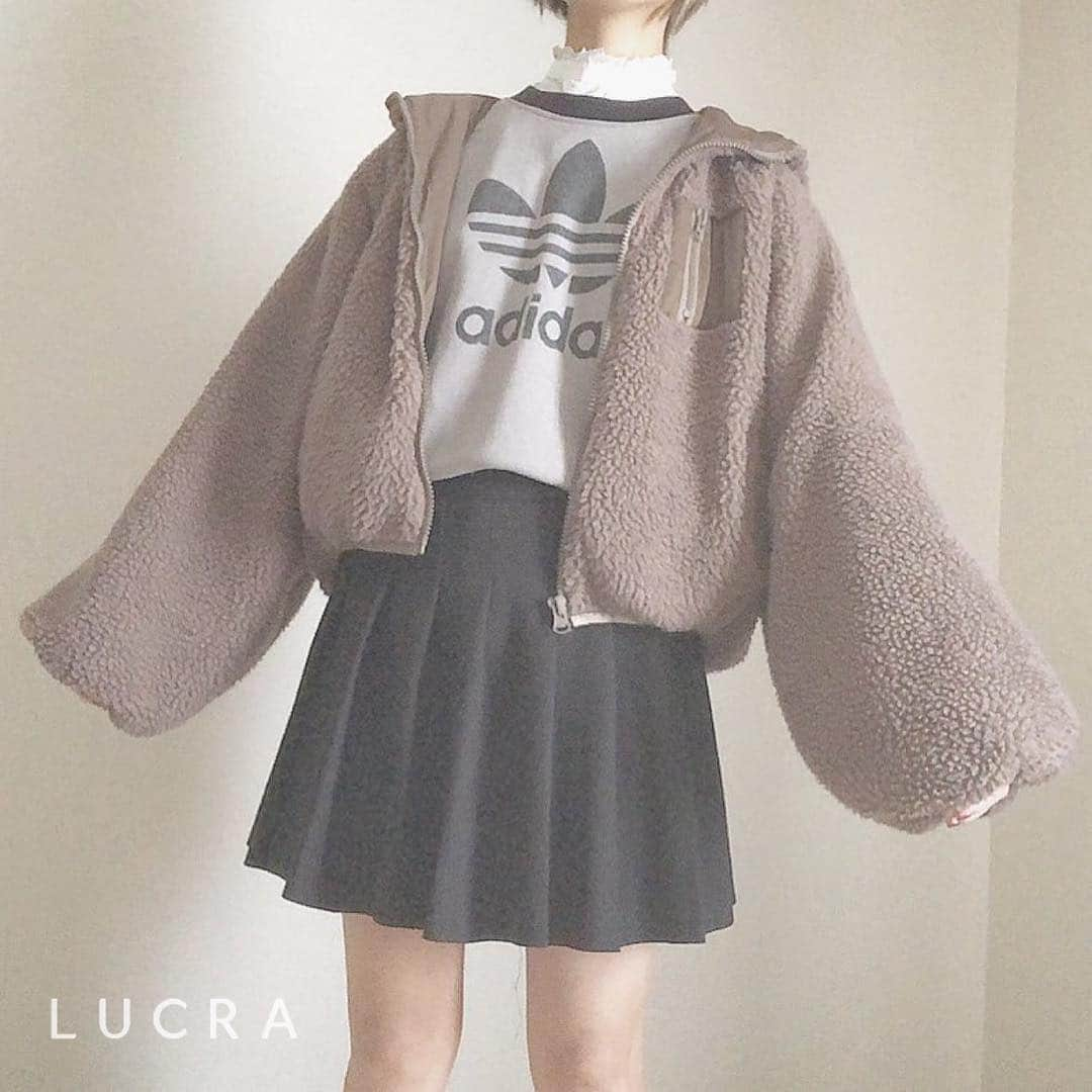 LUCRA（ルクラ）さんのインスタグラム写真 - (LUCRA（ルクラ）Instagram)「@apres_jour のボアブルゾンがかわいすぎる♥ 袖のボリューム感と、合わせやすいブラウンはこの冬大活躍する事間違いなしです！ ㅤㅤㅤ  ㅤㅤㅤ  Photo by @__mkt.___  ㅤㅤㅤ  ㅤㅤㅤ  #ボアアウター#ボアブルゾン#ボアジャケット#スポーツミックス#ボア#スポーティーコーデ ㅤㅤㅤ ㅤㅤㅤ  ㅤㅤㅤ  LUCRA公式Instagram上で紹介させて頂くお写真を募集中！写真に#lucrajp をつけるかタグ付けして投稿してくださいね♡ ㅤㅤㅤ  #古着 #ファッション #コーディネート#お洒落さんと繋がりたい#冬コーデ#低身長 #きょコ#プチプラコーデ#低身長さんと繋がりたい#インスタ映え#写真 #ブラウンコーデ#ワントーンコーデ#プチプラコーデ#コーデ#ニット#アウター#instagood#instalike#like4like#followme#ootd#fashion」12月31日 12時14分 - lucra_app