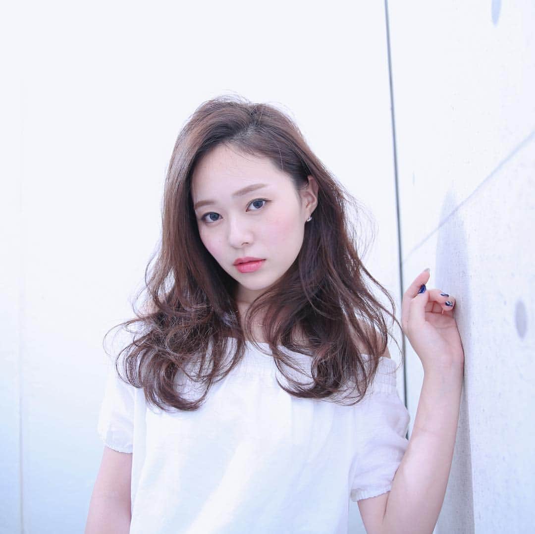 畑美有さんのインスタグラム写真 - (畑美有Instagram)「. 昨年からずっとお世話になっている NYNY南草津店の渡辺さんに撮影して いただきました☺️🥀 もう年末だなんて、、今年1年早かった😳  #関西モデル#作品撮り#被写体#立命館大学 #instagood#instalike#instalikes #haircut#haircolor#hairstyle#hair #photo#photography#winter#winterhair #NYNY#NYNY南草津店」12月31日 12時28分 - miyu_hata02