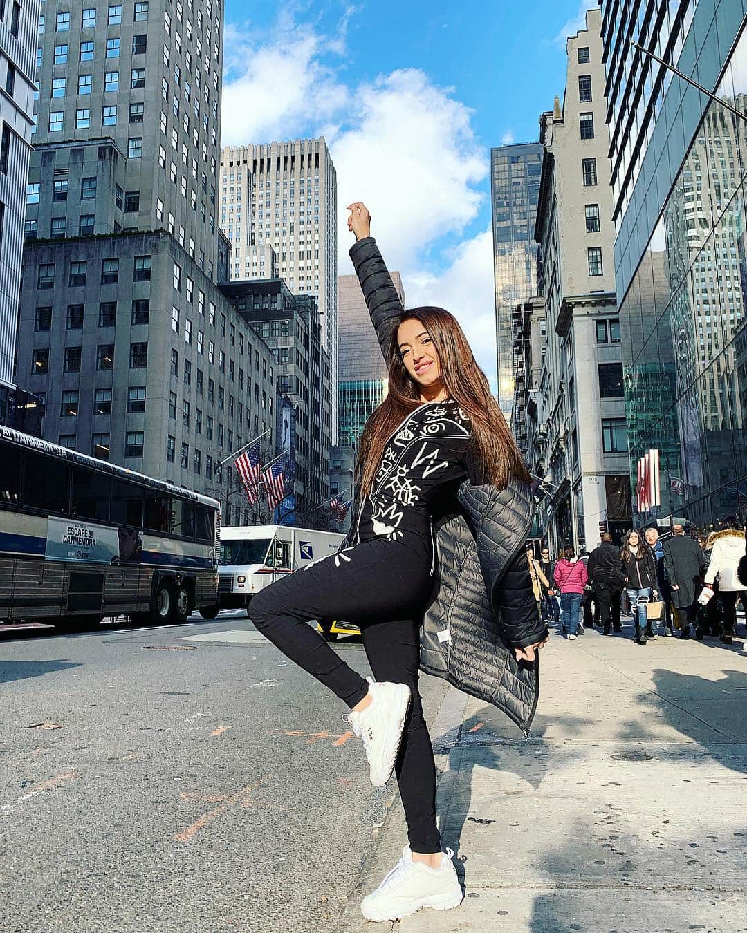 ラリサ・ヨルダケのインスタグラム：「the last day of the year😛 let's be the hottest day! 🔝 #NY #happiness #inLove #nicetime #bestpartoftheyear #thebigcity #neverstoptodream #blessed 🥰」