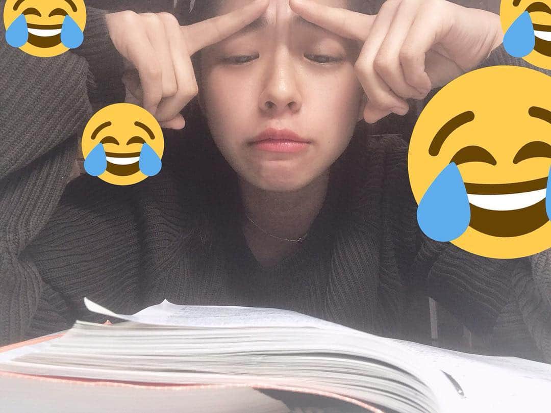 わちみなみのインスタグラム：「1日がはや〜い🥺💦✨もう12時ですか？！ってかんじですよね❓ #初めての日本史 #日本史 #山川 #紙で切れる #指ボロボロ 🥺笑」